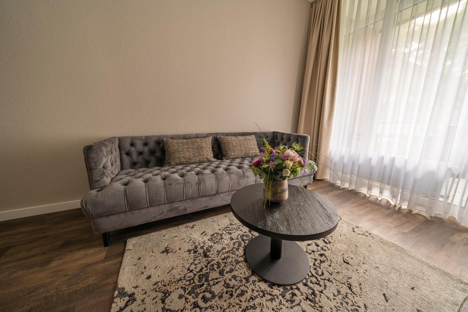 Junior Suite with Balcony - Photo 4