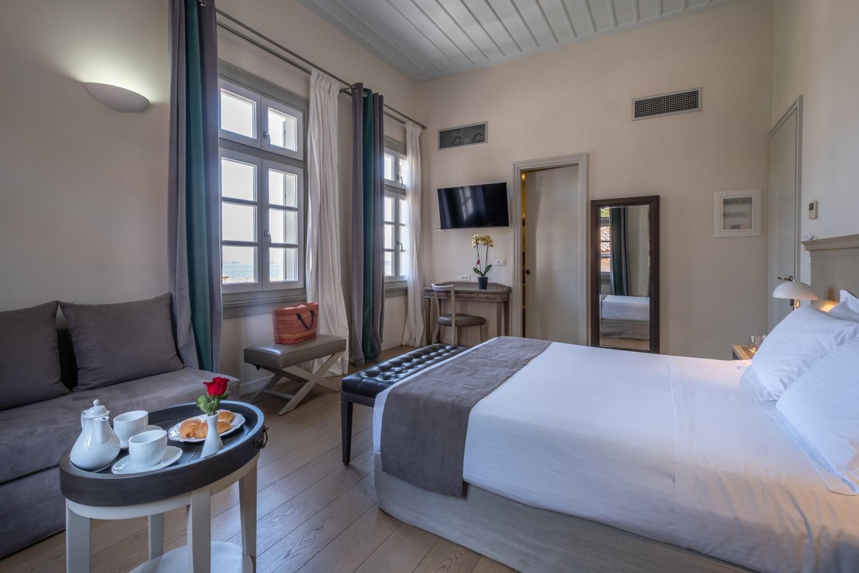 Prestige Triple Room - Photo 2