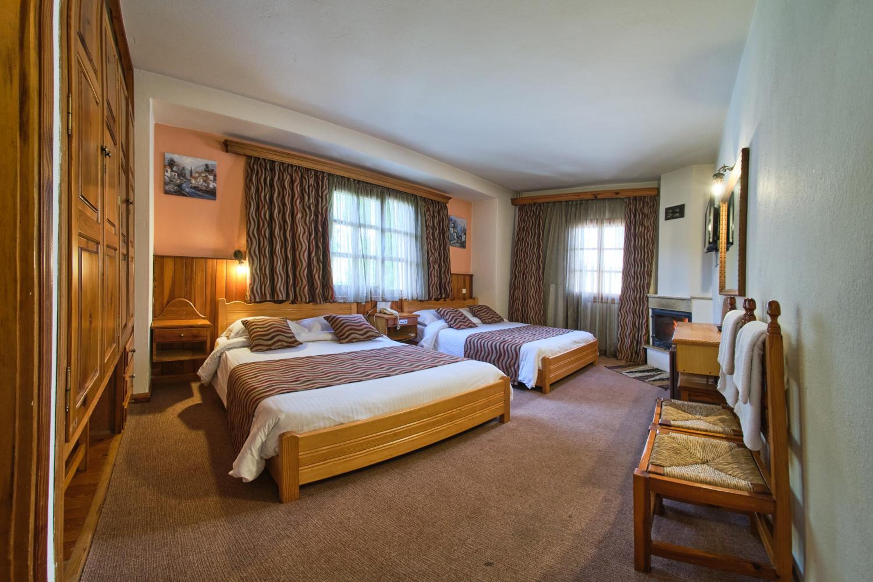 Quadruple Room with Mountain View and Fireplace photo 2
