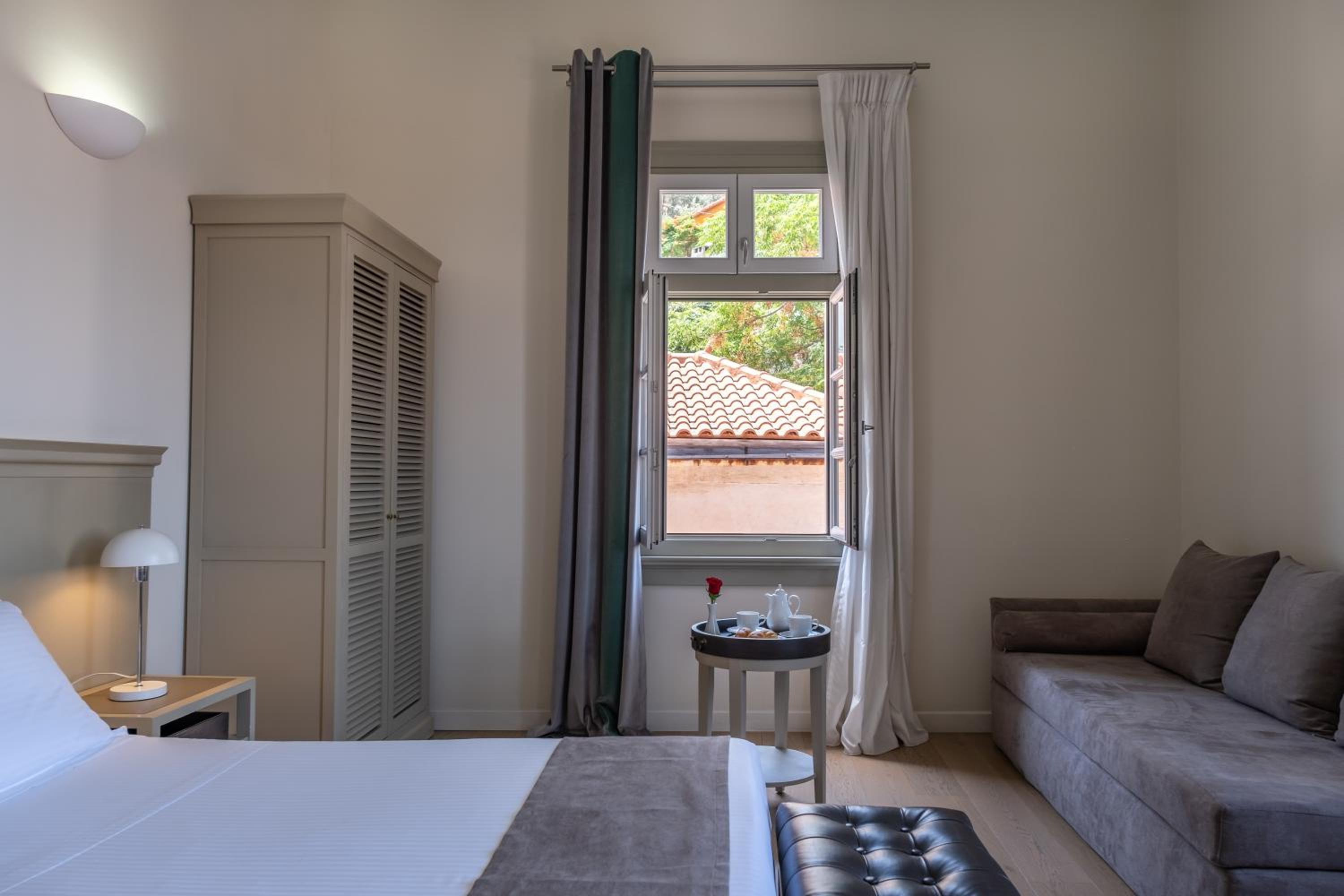 Prestige Triple Room - Photo 3