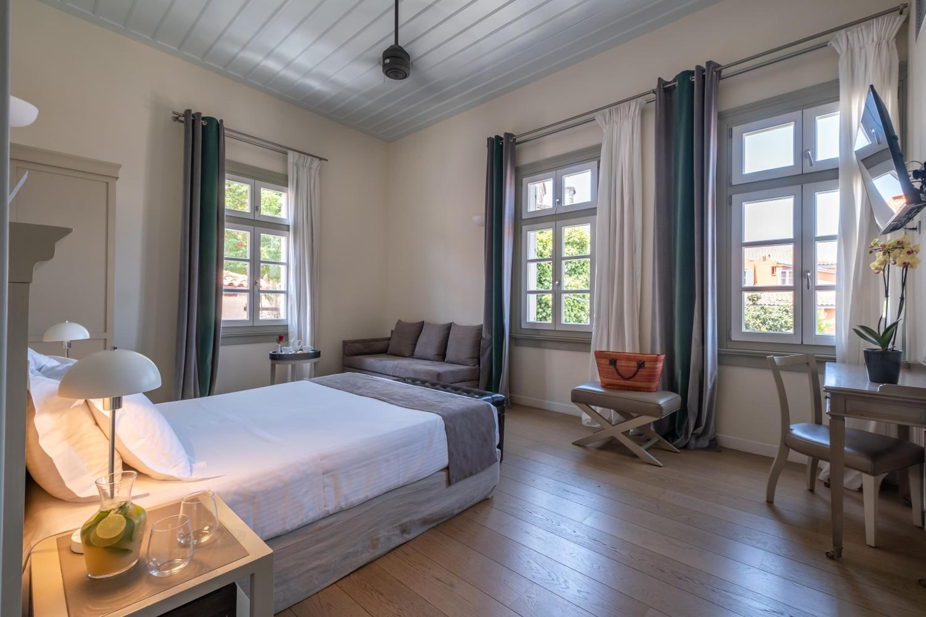 Prestige Triple Room - Photo 6