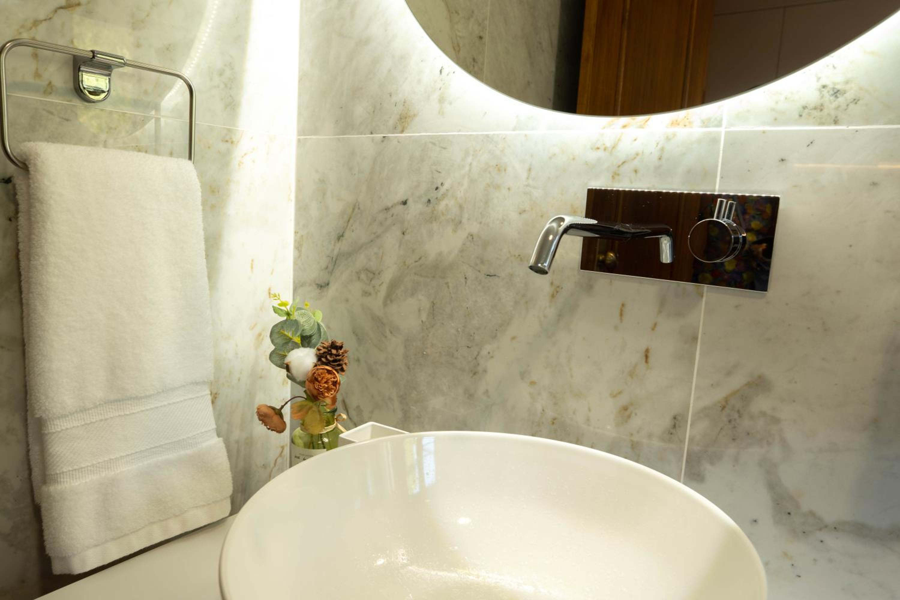 Studio with Spa Bath - Photo 8