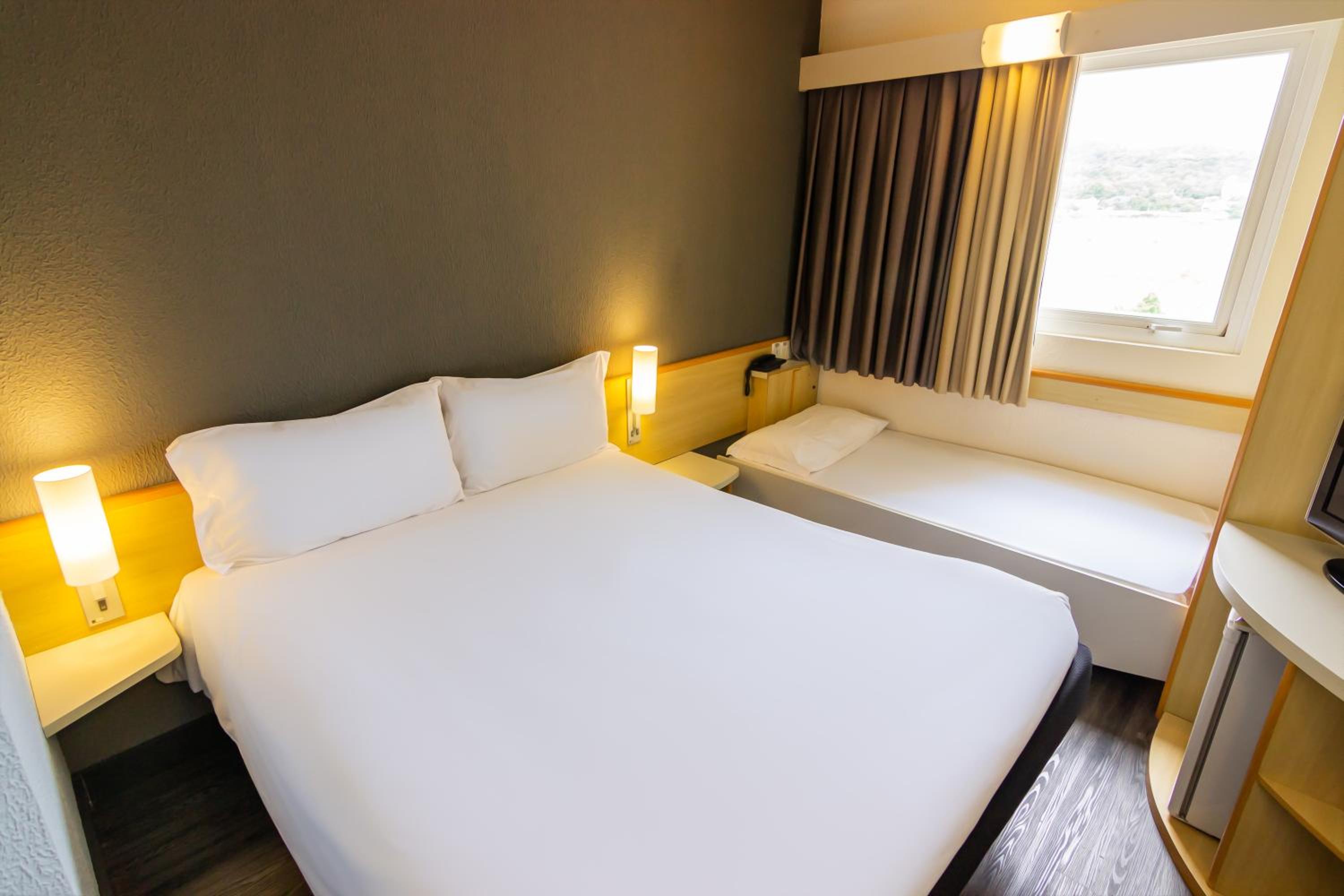 Standard  Room with 1 Double bed and 1 Small bed photo 2