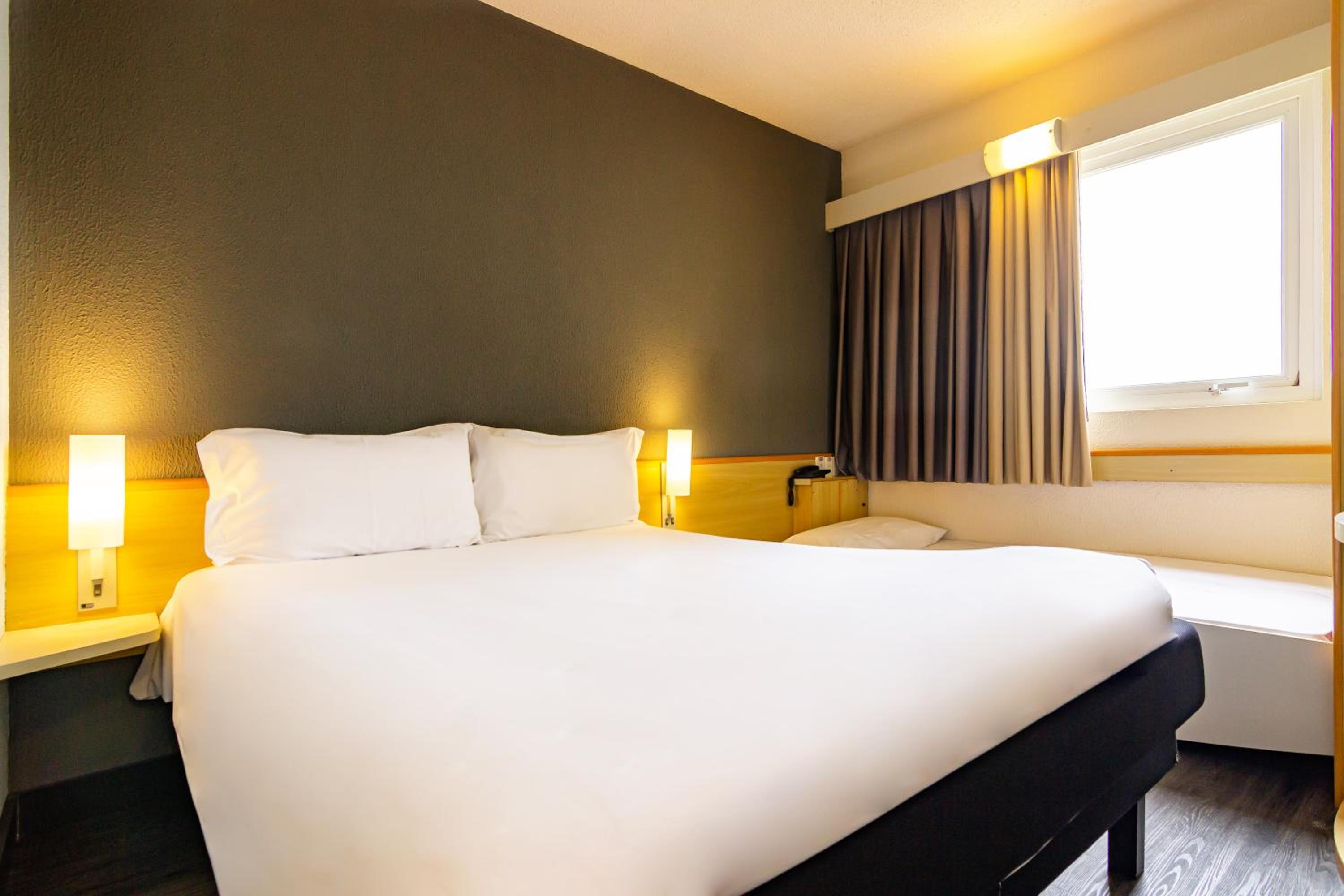 Standard  Room with 1 Double bed and 1 Small bed photo 1