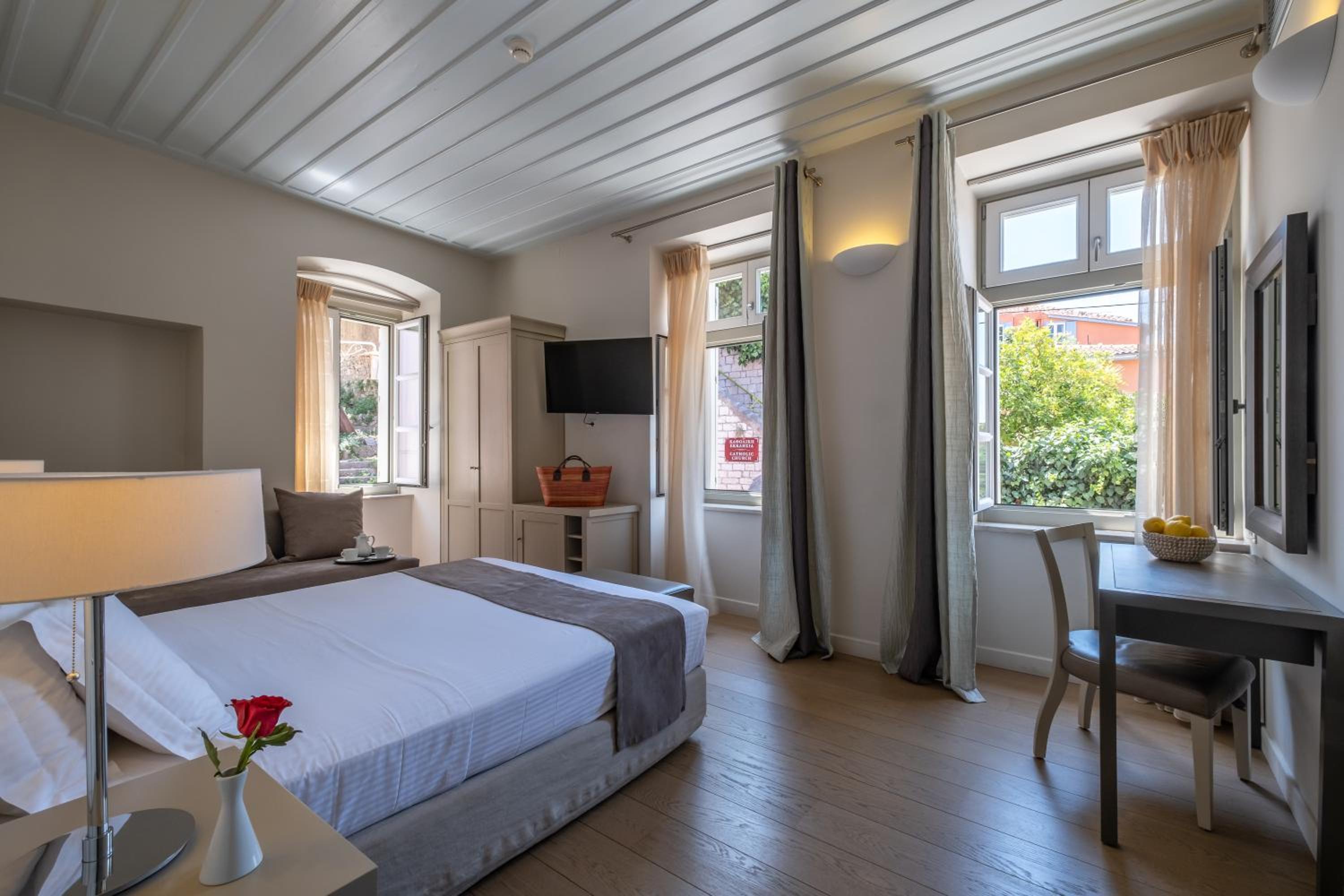 Superior Triple Room photo 3