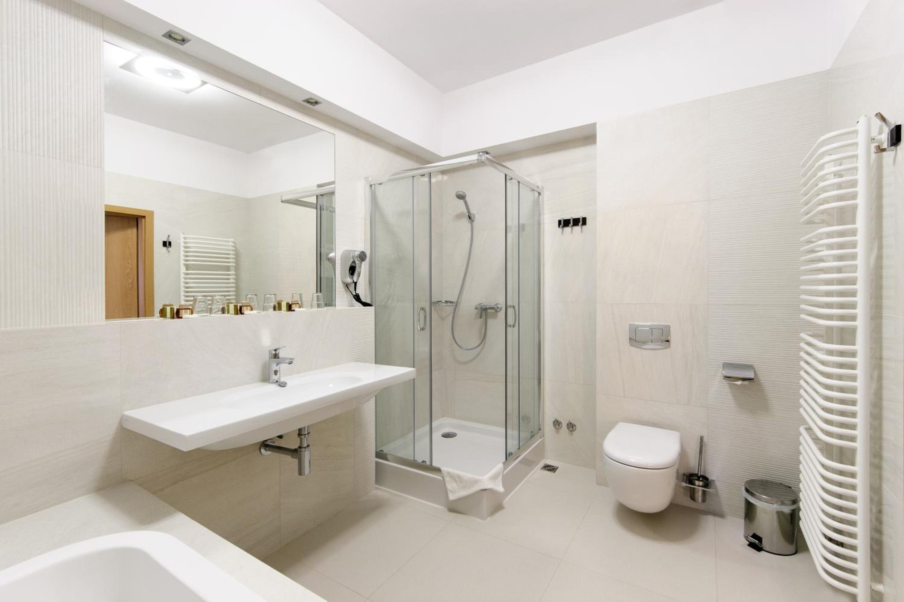 Superior Room with Hot Tub - Photo 3