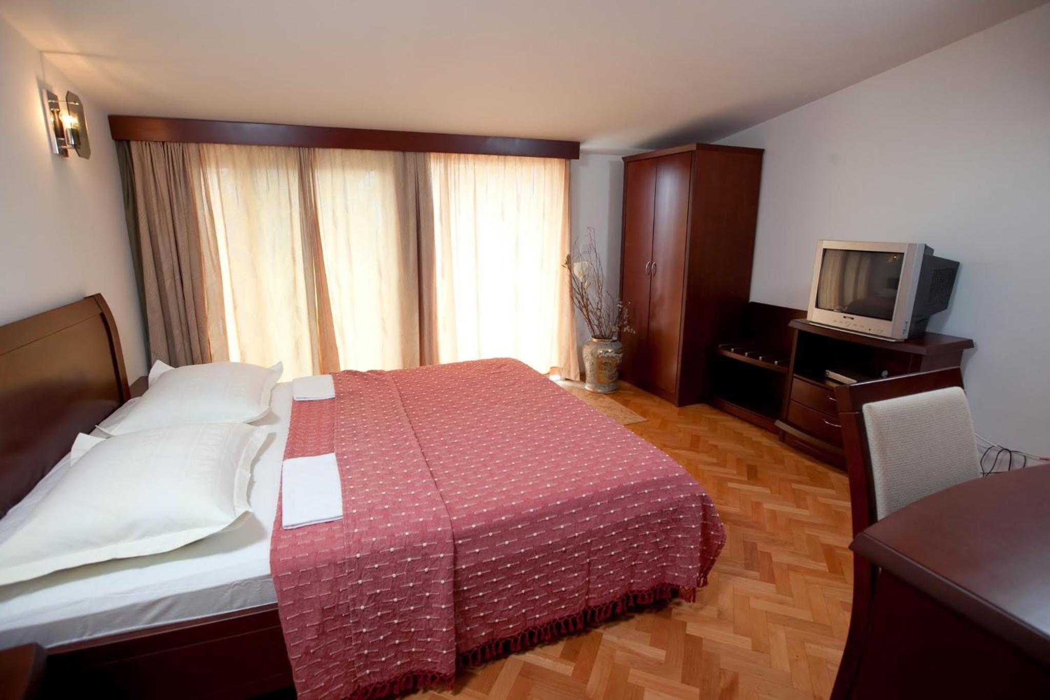 Two-Bedroom Apartment with Balcony with Sea View photo 2