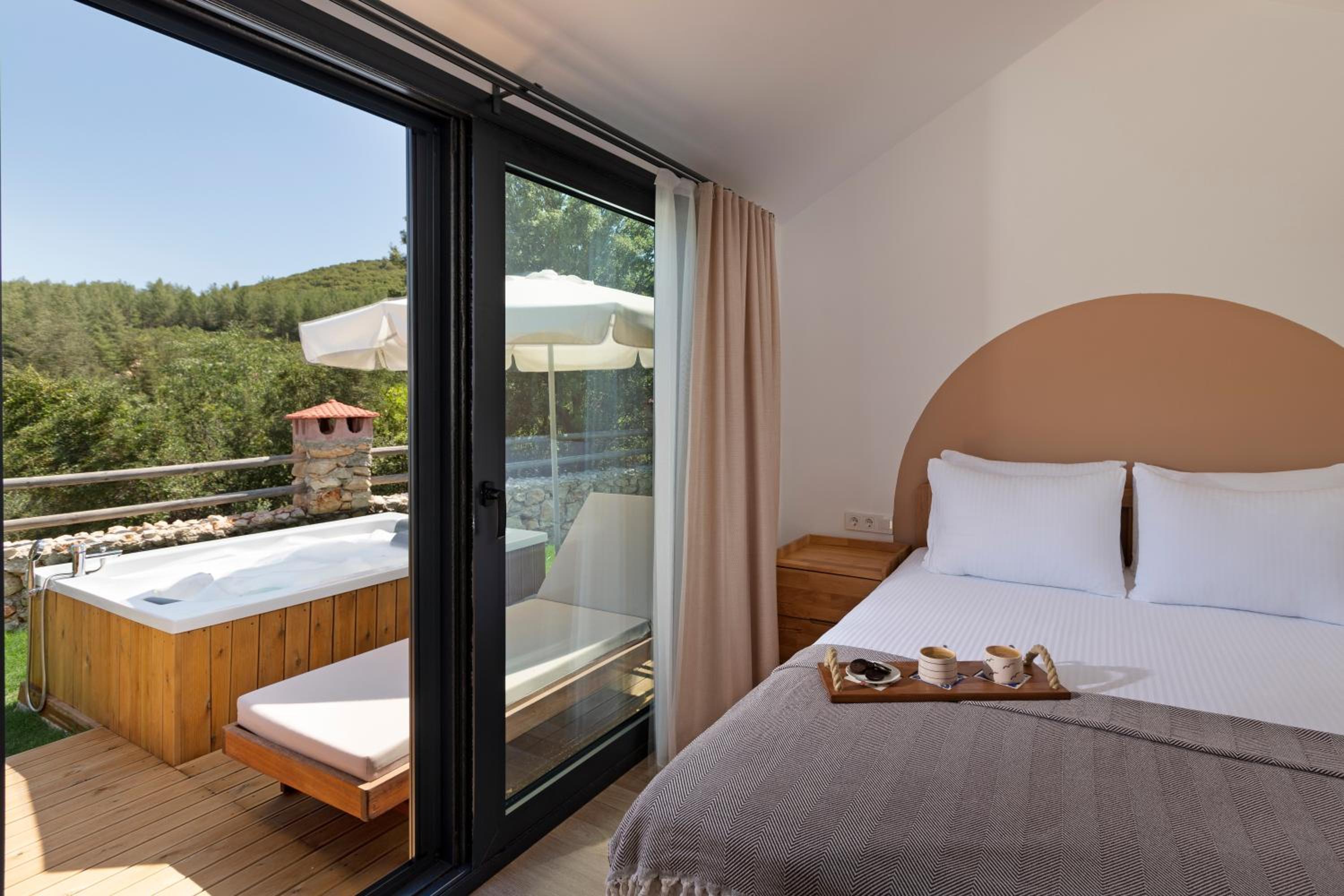 Deluxe Double Room with Jacuzzi - Photo 10