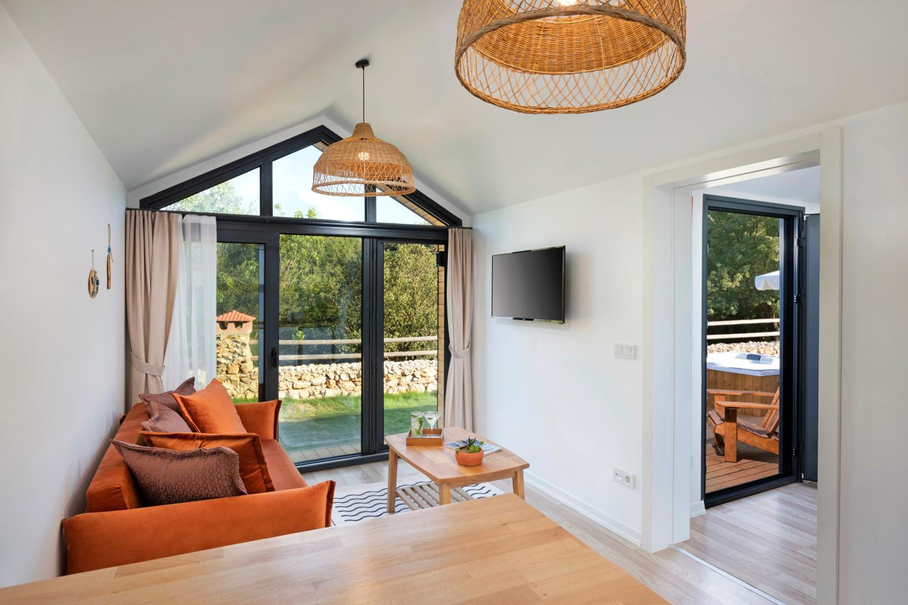 Deluxe Double Room with Jacuzzi - Photo 2