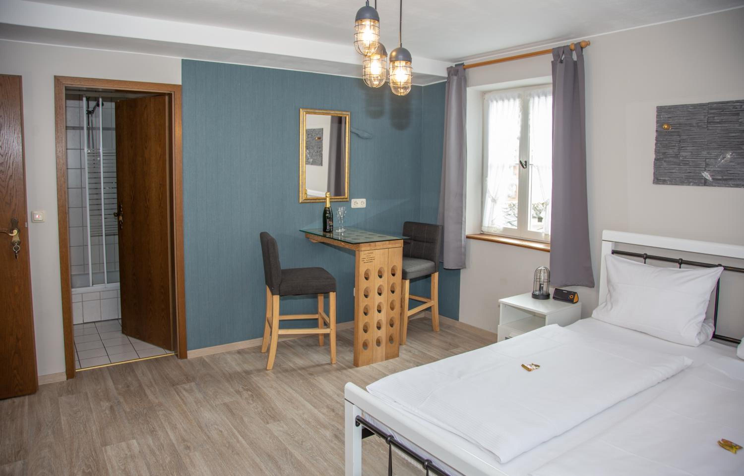 Budget Double Room - Photo 9