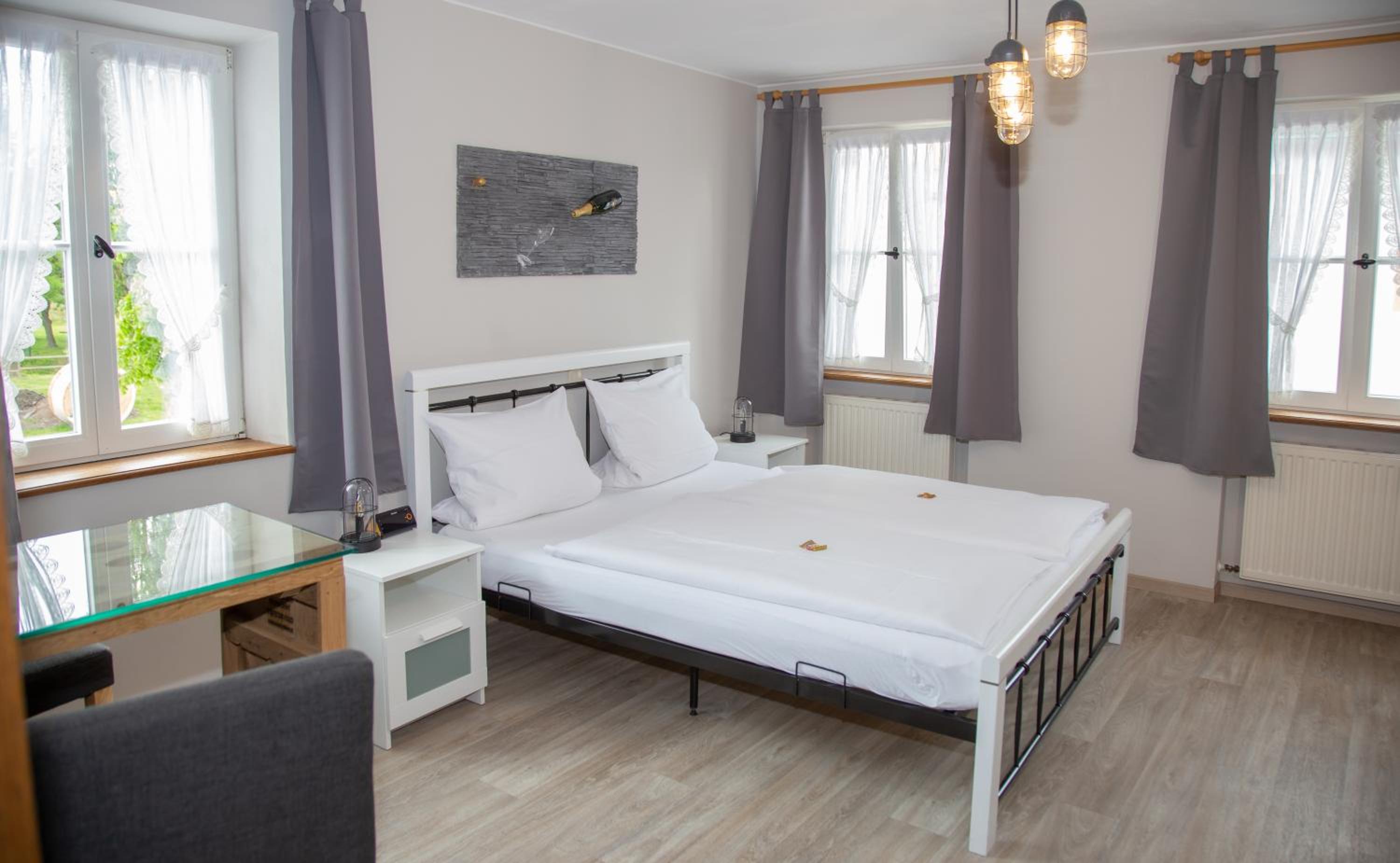 Budget Double Room - Photo 8