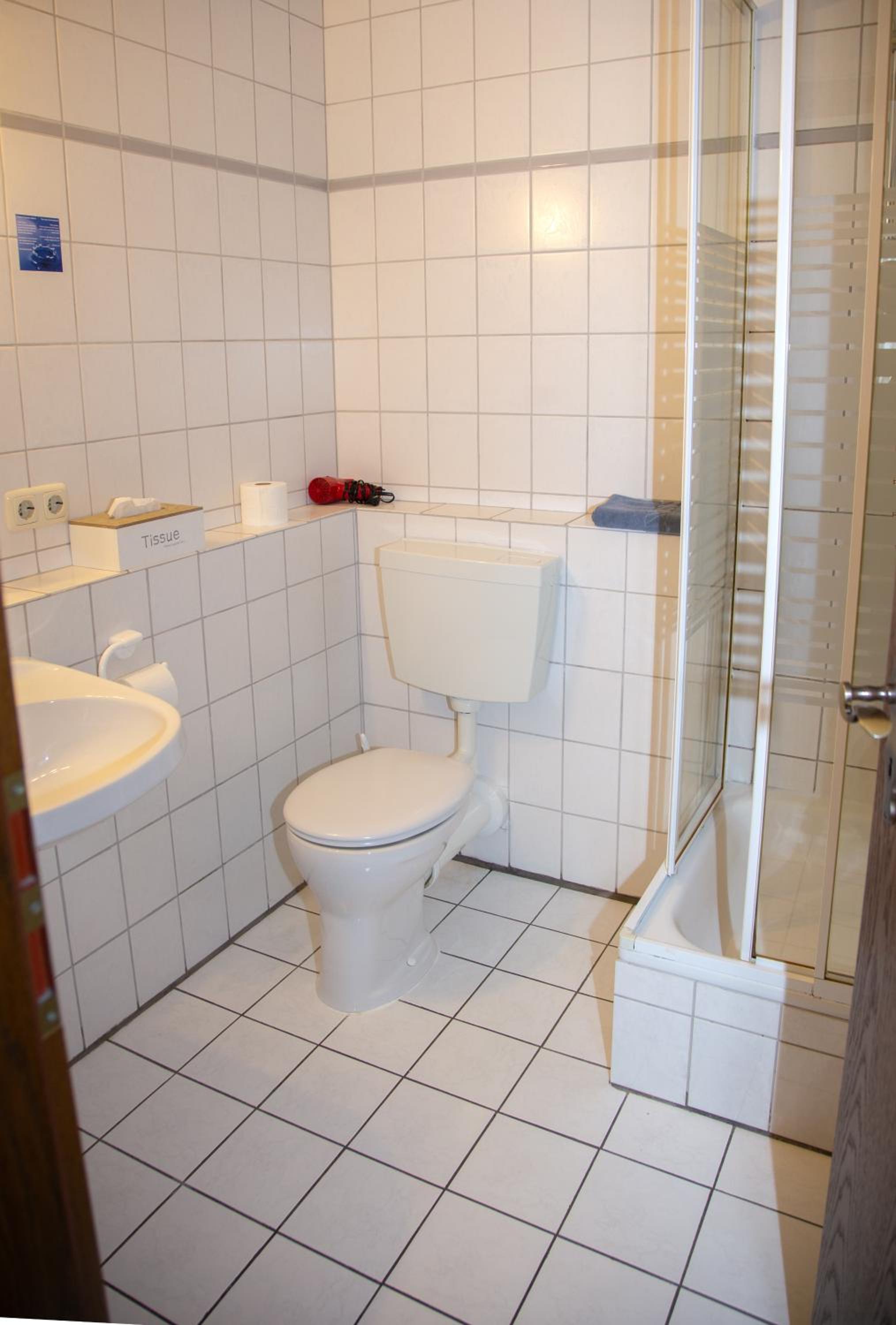 Budget Double Room - Photo 7