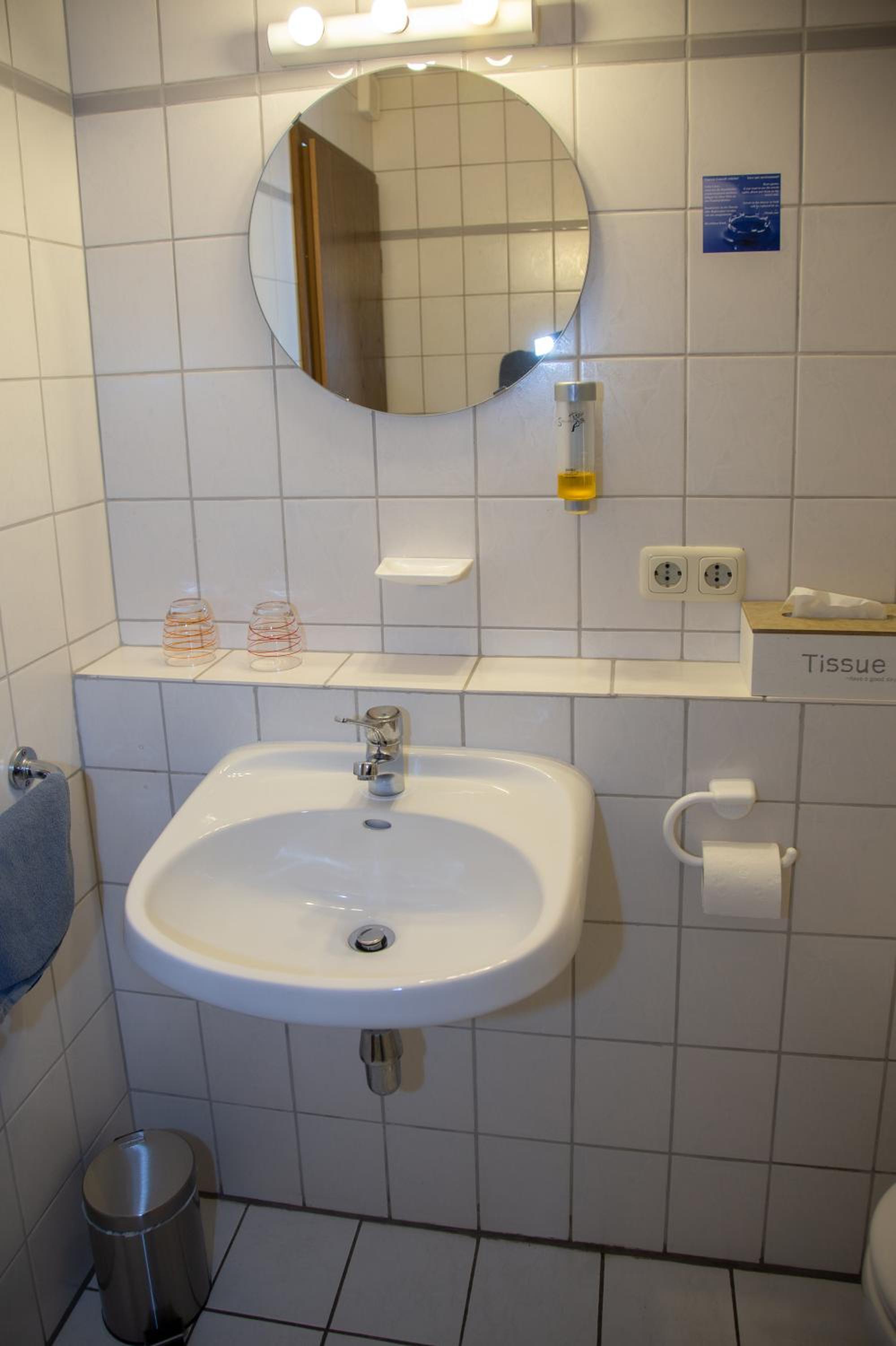 Budget Double Room - Photo 12