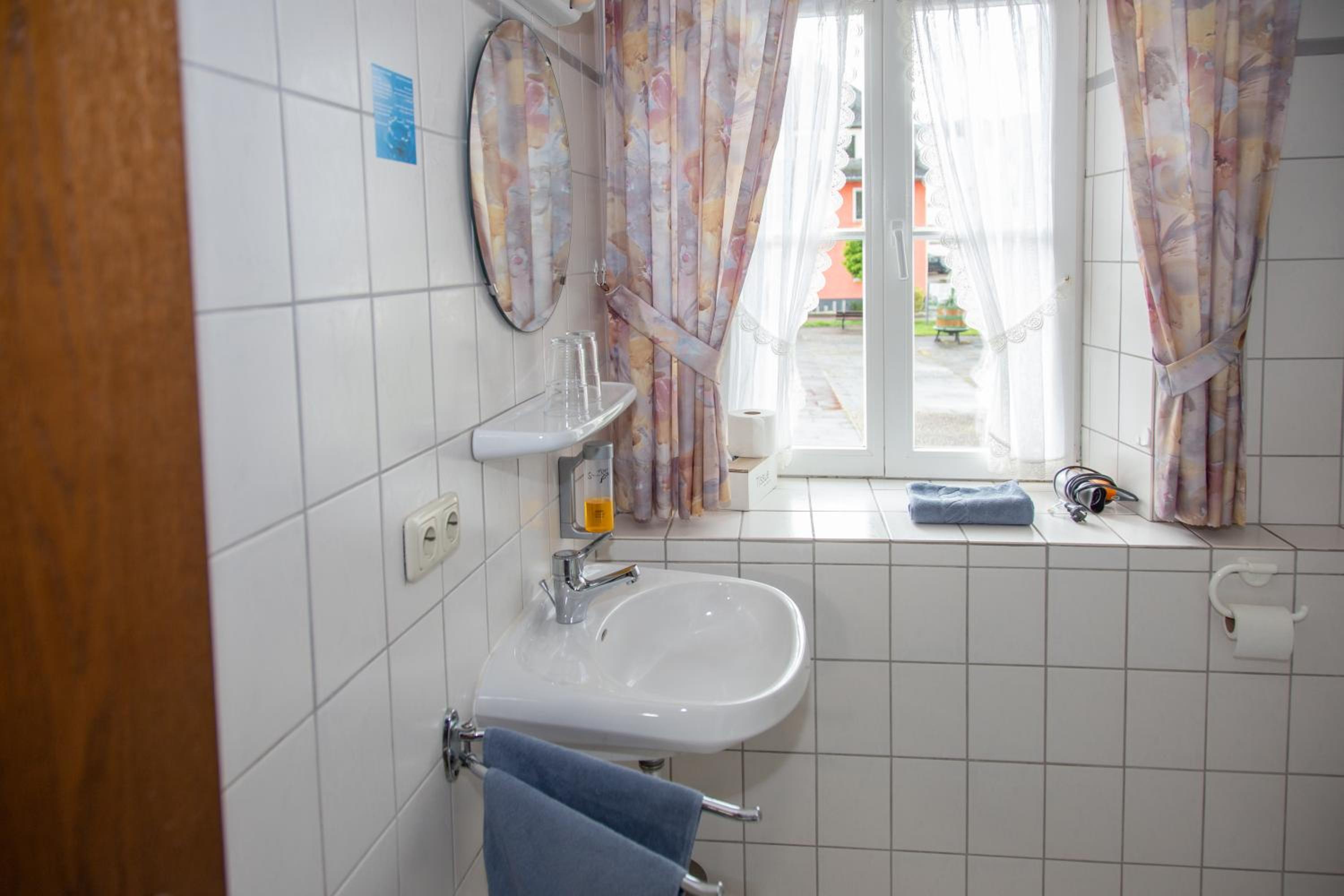 Budget Double Room - Photo 2