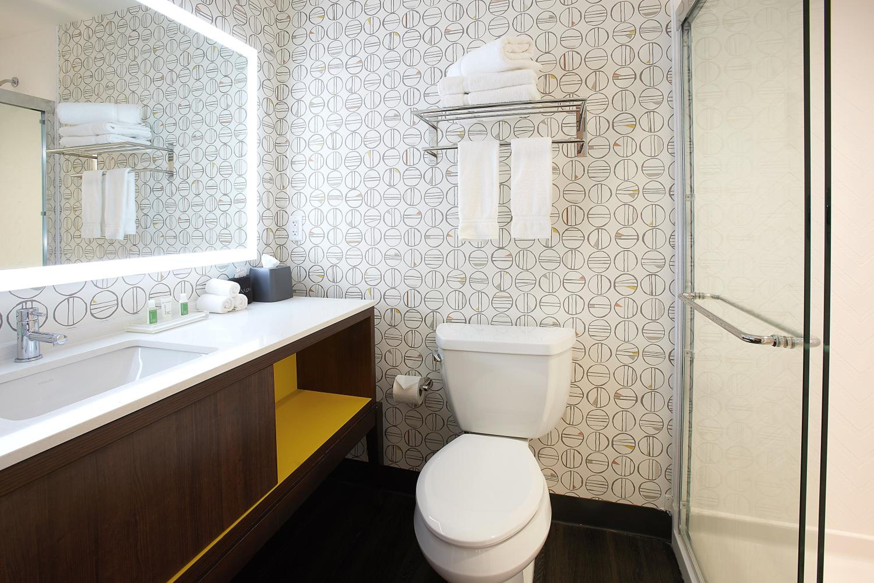 Standard King Room - Photo 5