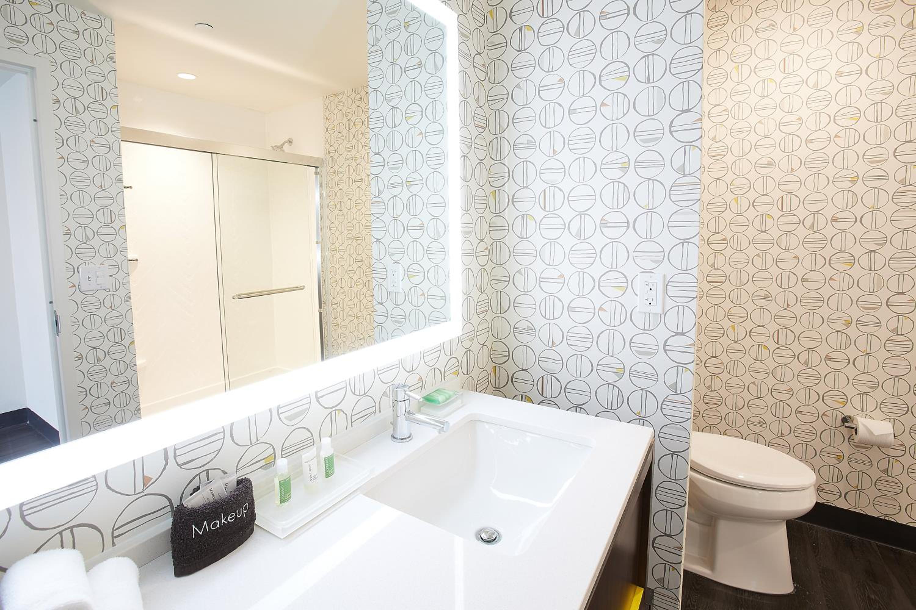 Premium King Room - Photo 4