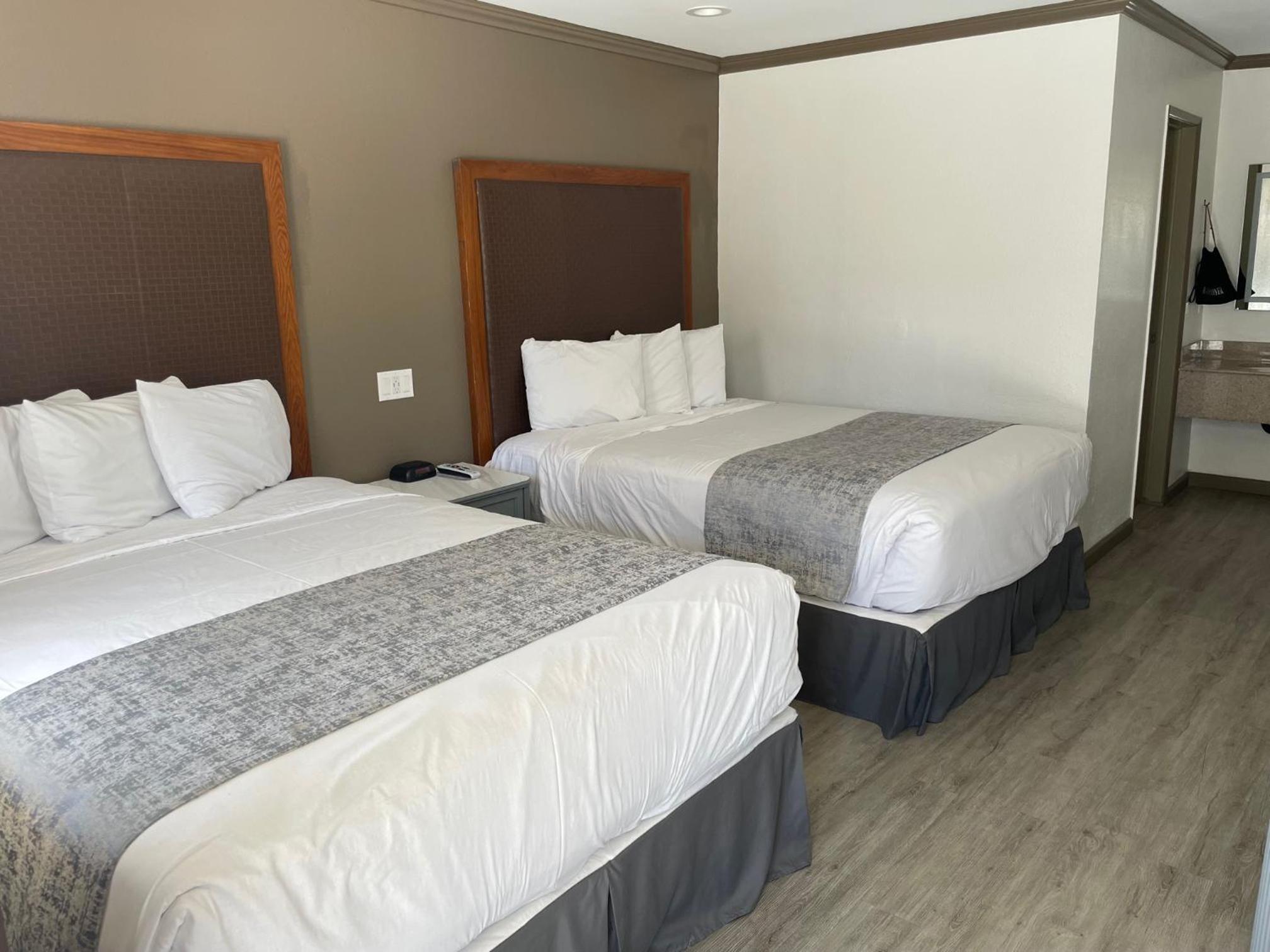 Queen Room With Two Queen Beds photo 1