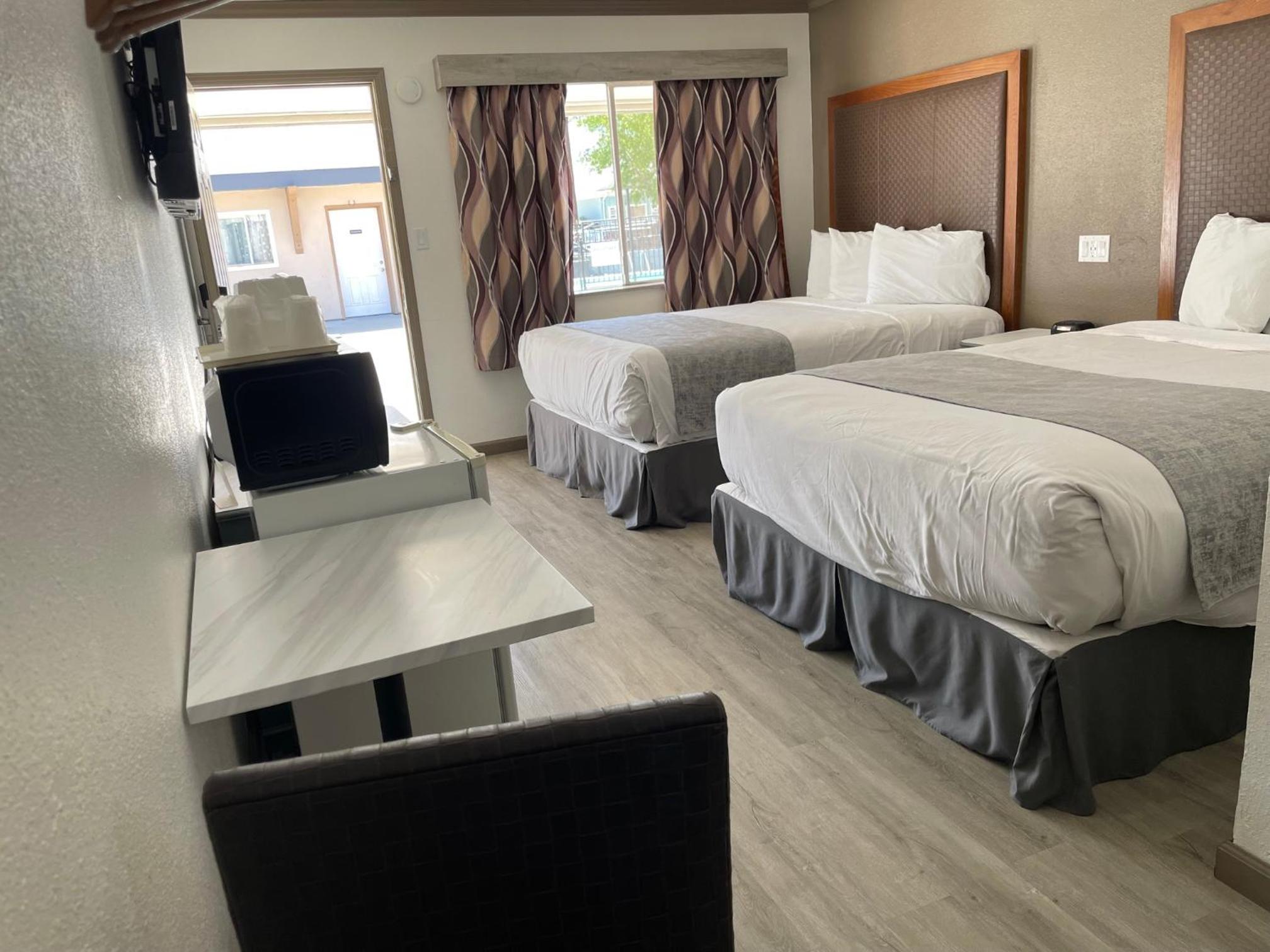 Queen Room With Two Queen Beds photo 3