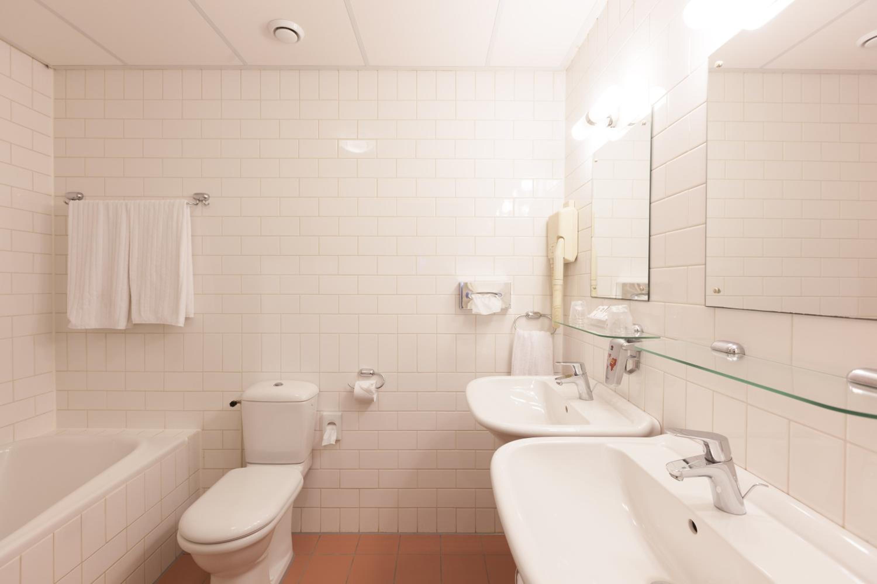 Deluxe Double Or Twin Room - Photo 10