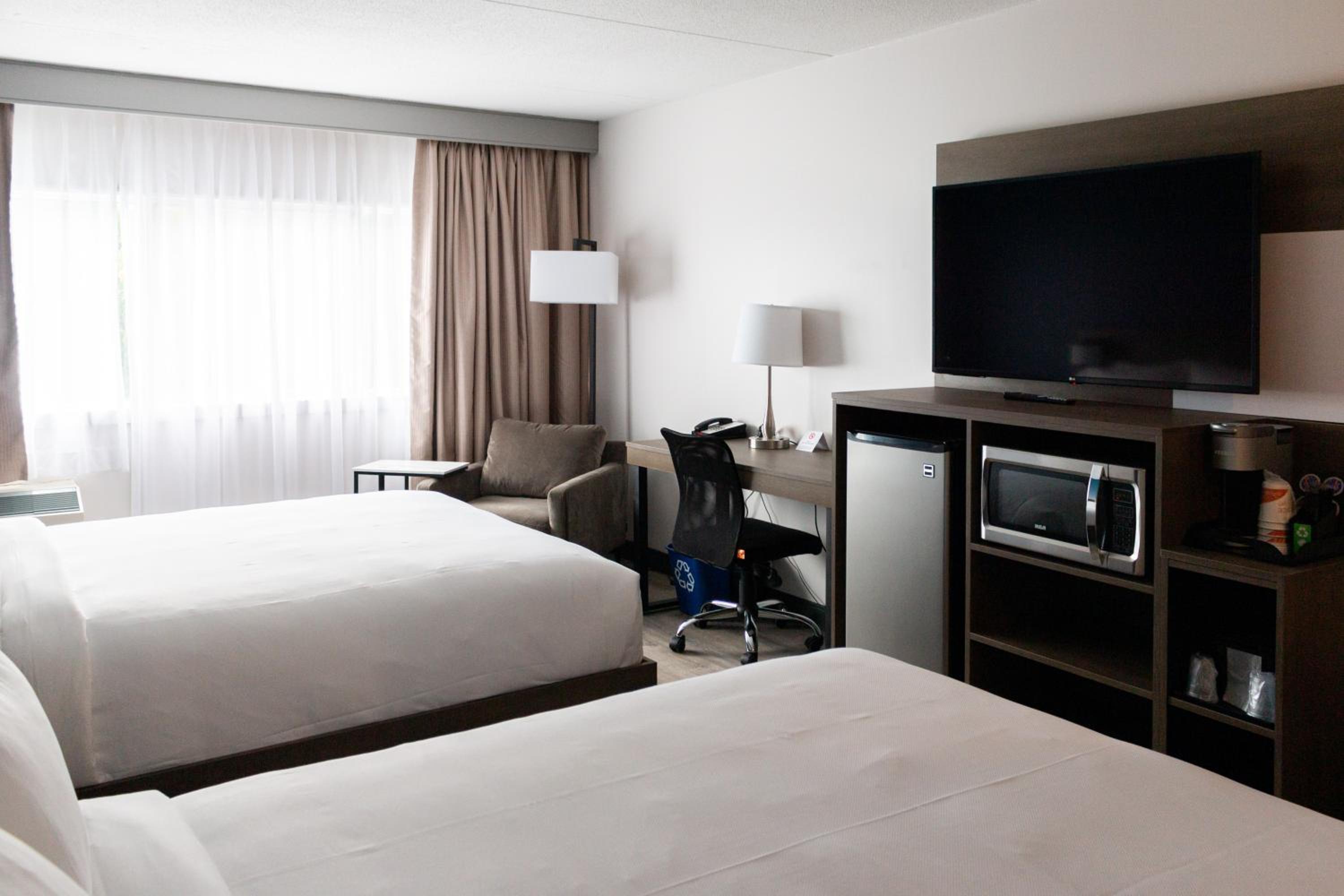 Standard Queen Room with Two Queen Beds - Non Smoking  - Photo 3