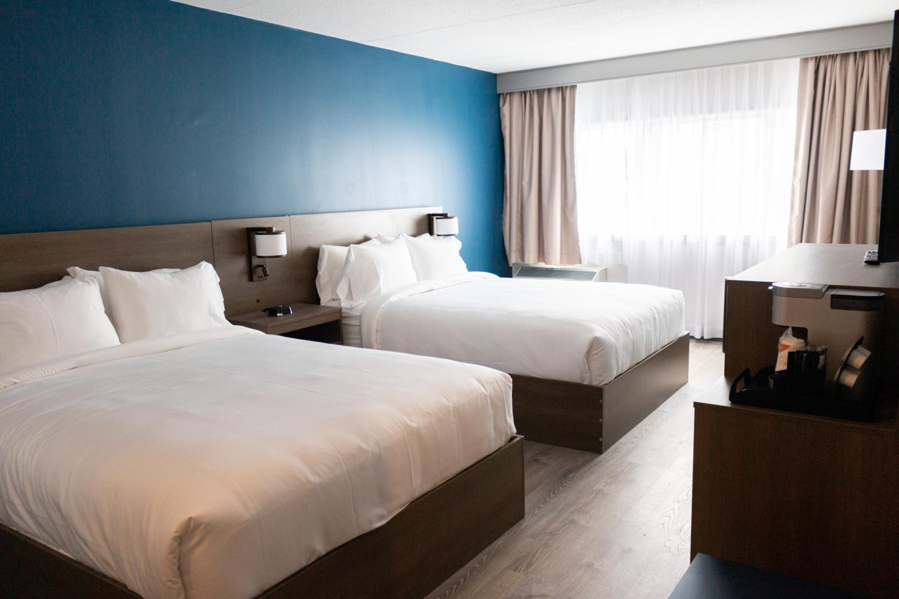 Standard Queen Room with Two Queen Beds - Non Smoking  - Photo 4