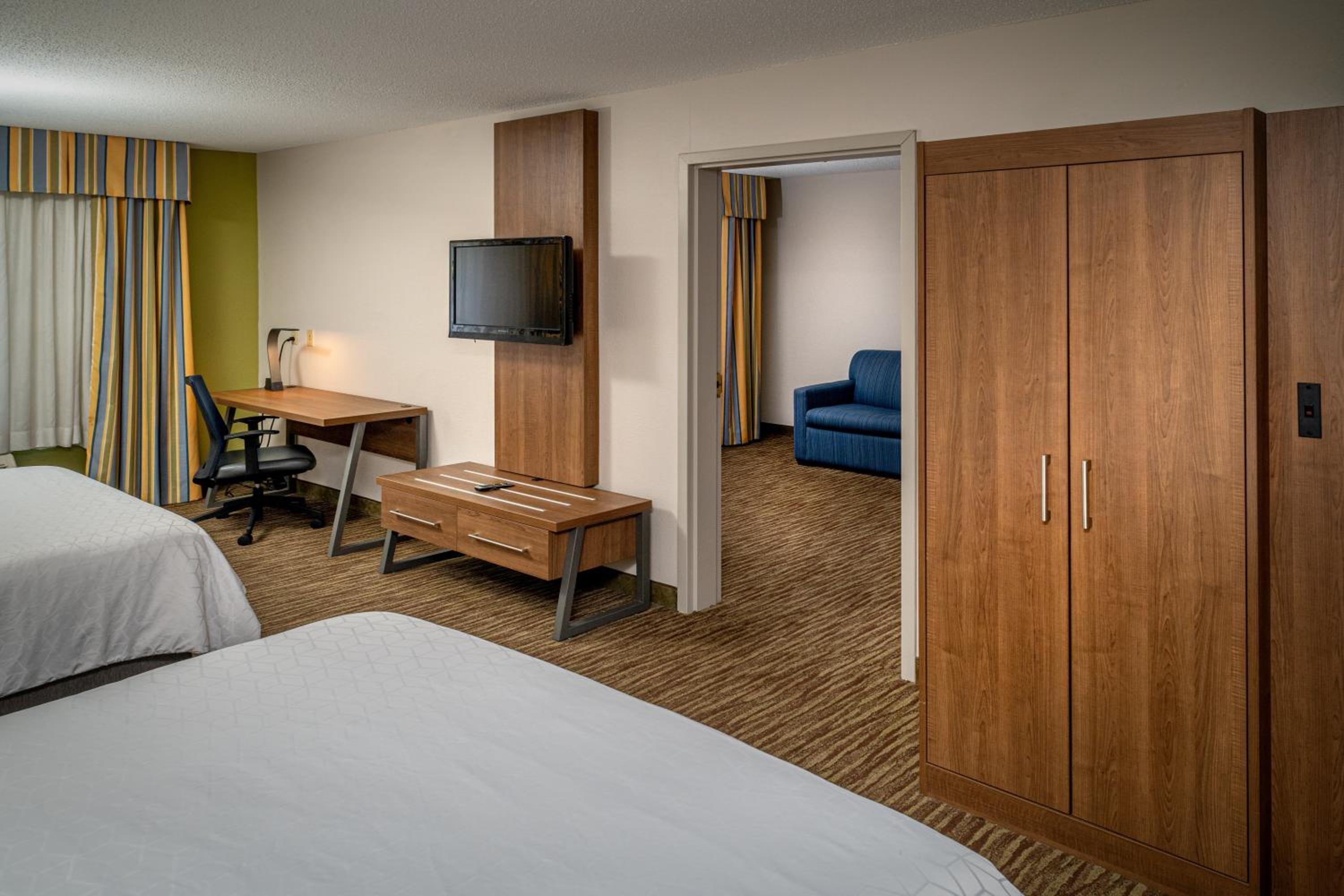 Queen Suite with Two Queen Beds - Photo 12