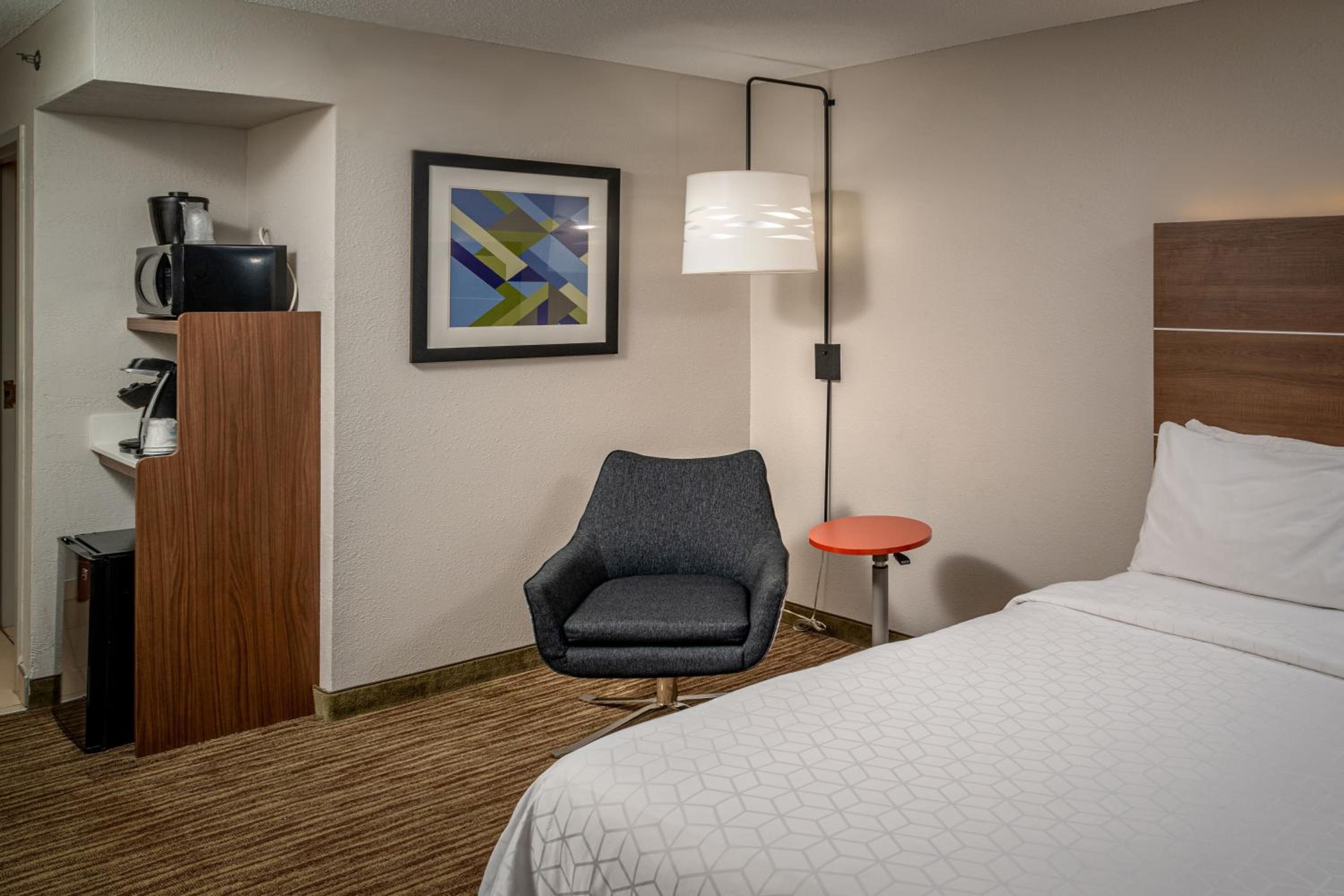 Standard Room with Two Queen Beds - Photo 4