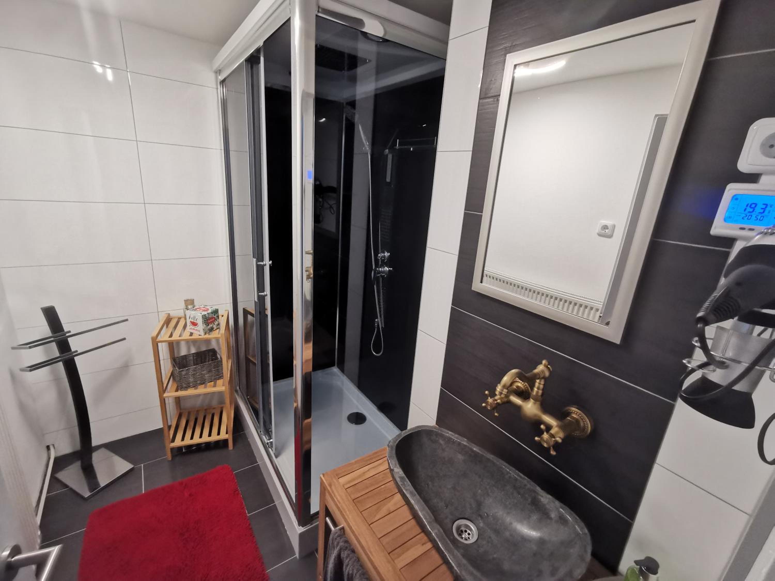 Apartment with Balcony - Photo 7