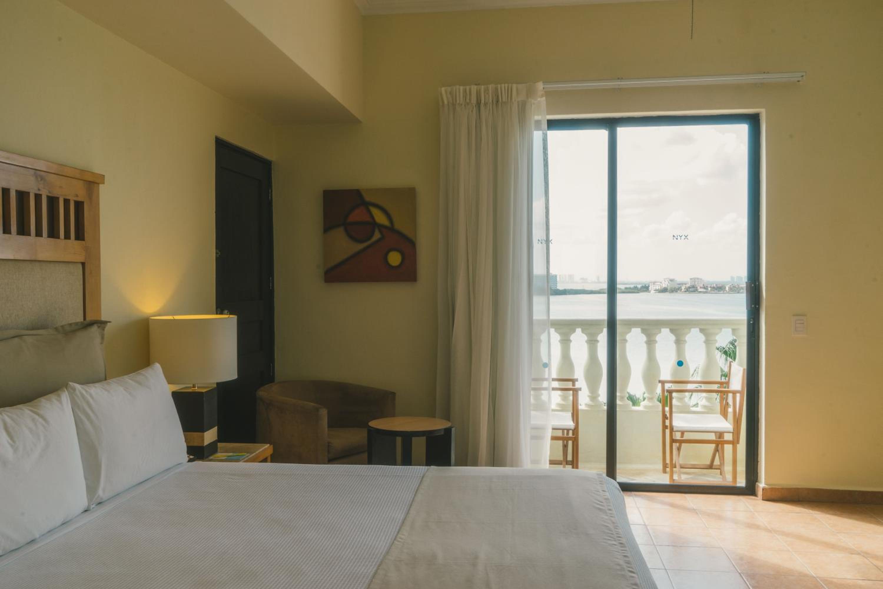Deluxe Room thumbnail 6