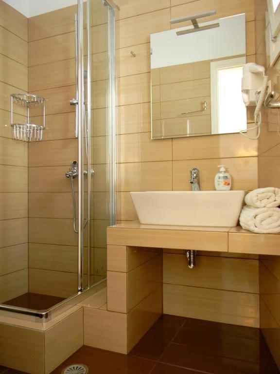 Deluxe Triple Room with Sea View - Photo 8