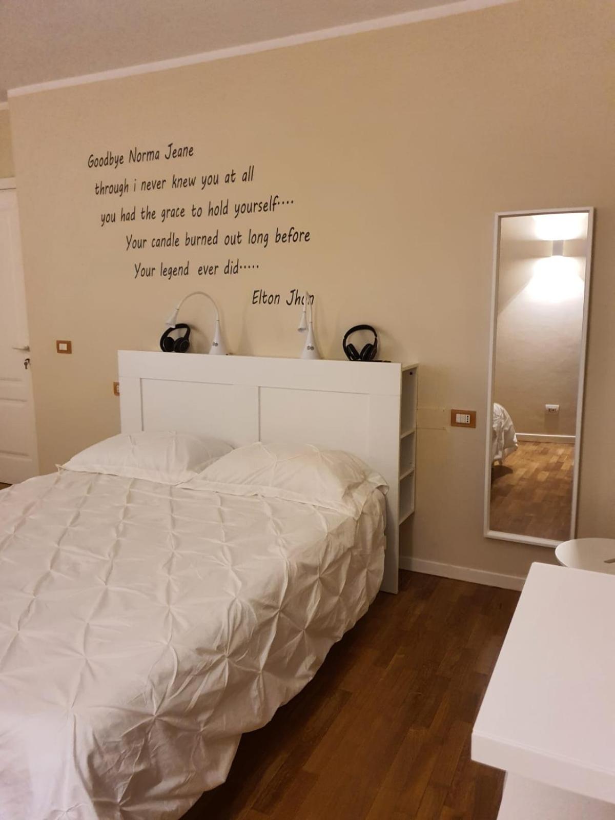 Double Room with Private Bathroom - Photo 2