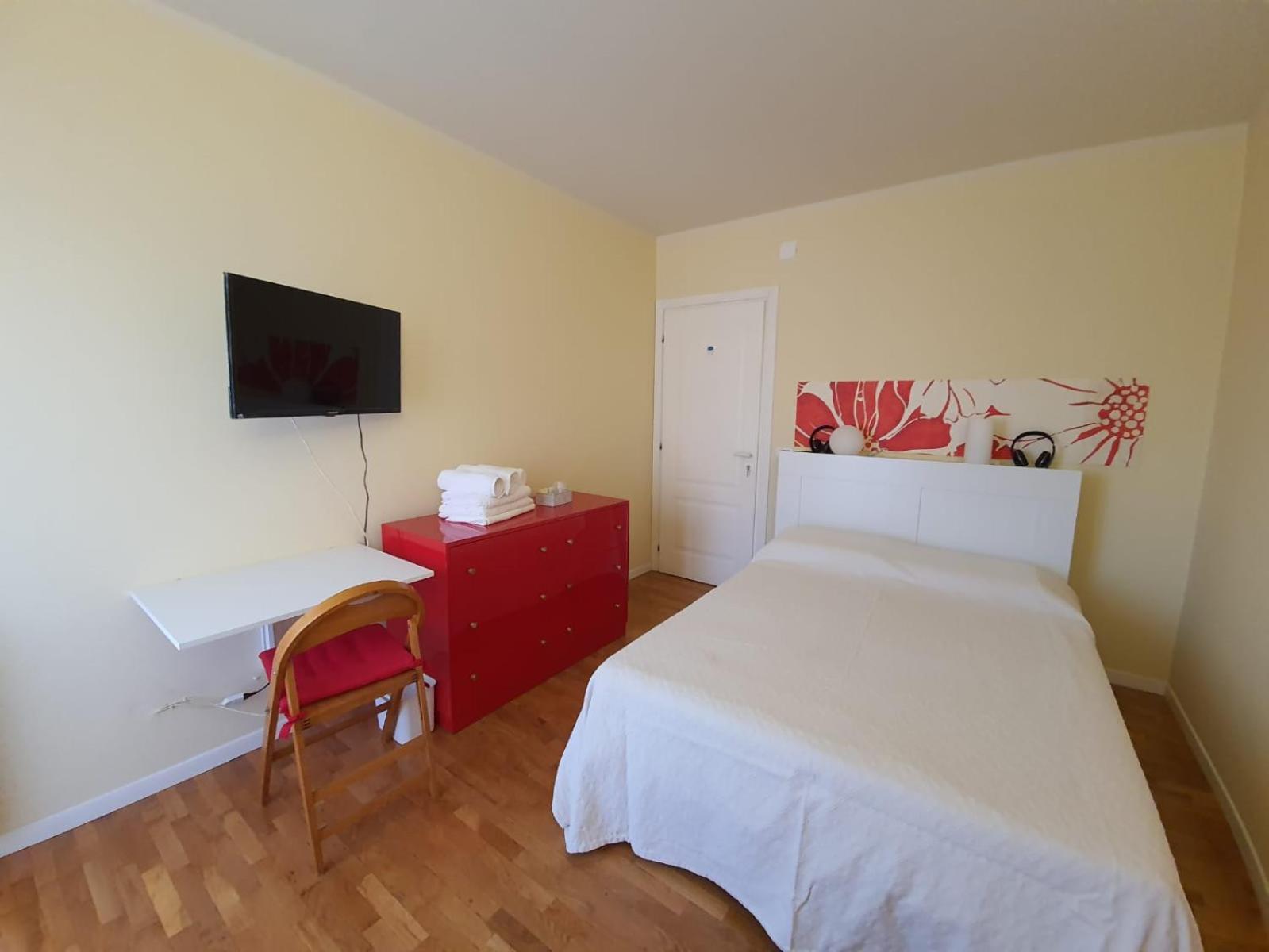 Double Room with Private External Bathroom - Photo 9