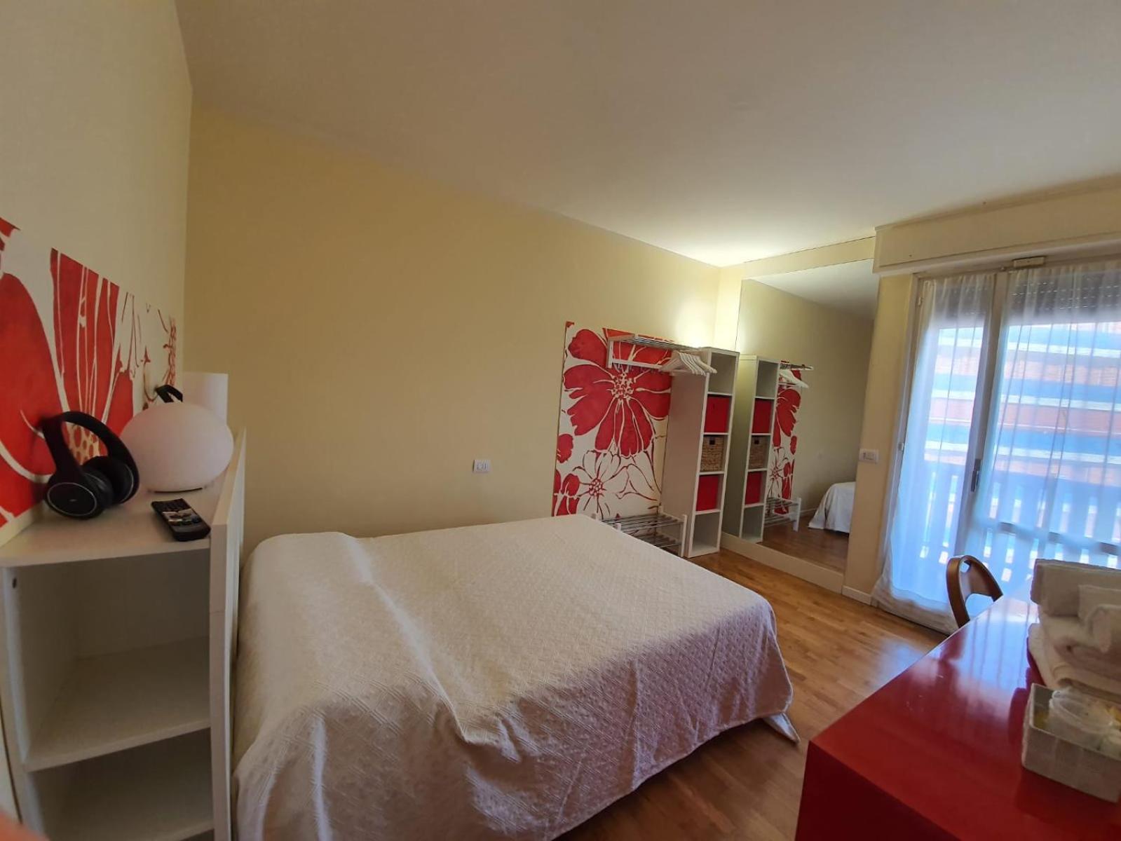 Double Room with Private External Bathroom - Photo 6
