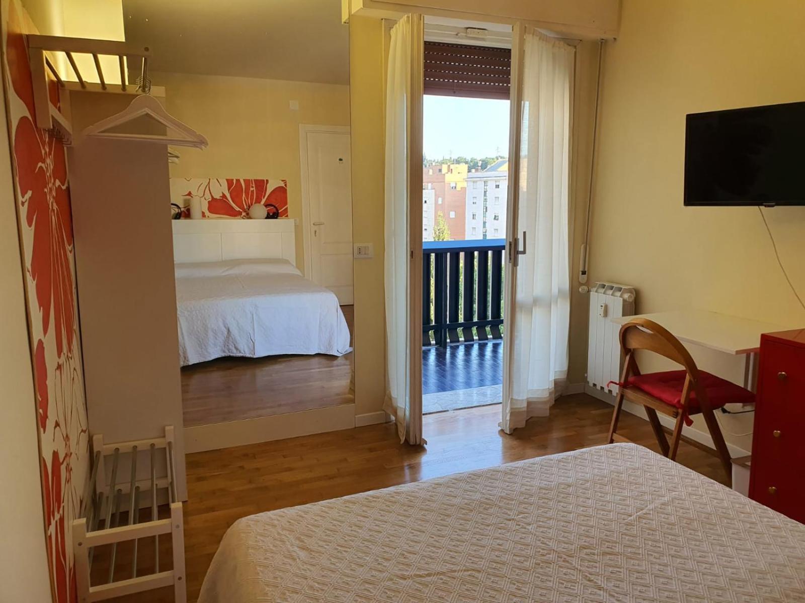 Double Room with Private External Bathroom - Photo 8