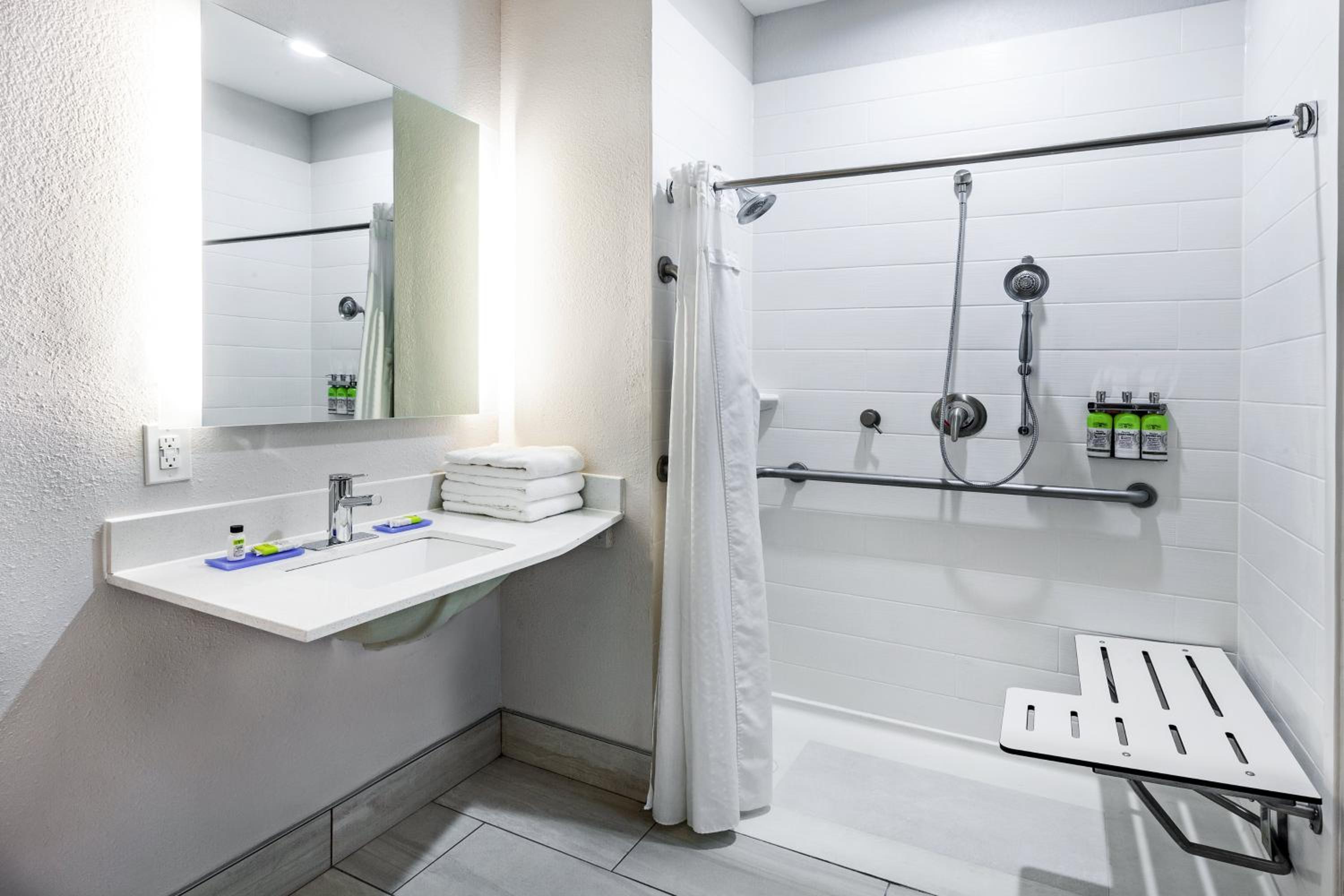 Standard King Room with Roll-in Shower - Mobility Accessible - Photo 2
