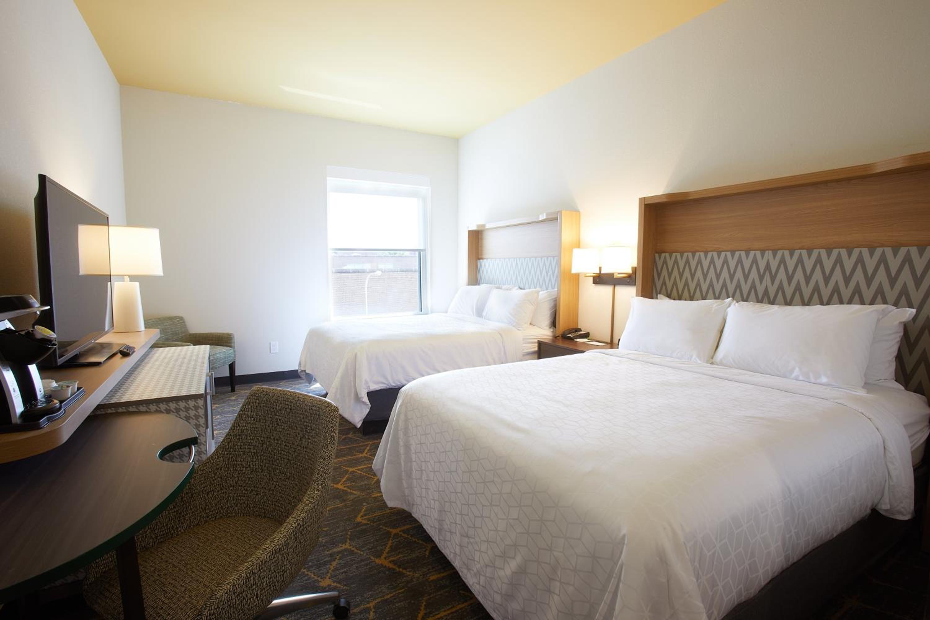 Standard Queen Room with Two Queen Beds - Photo 4