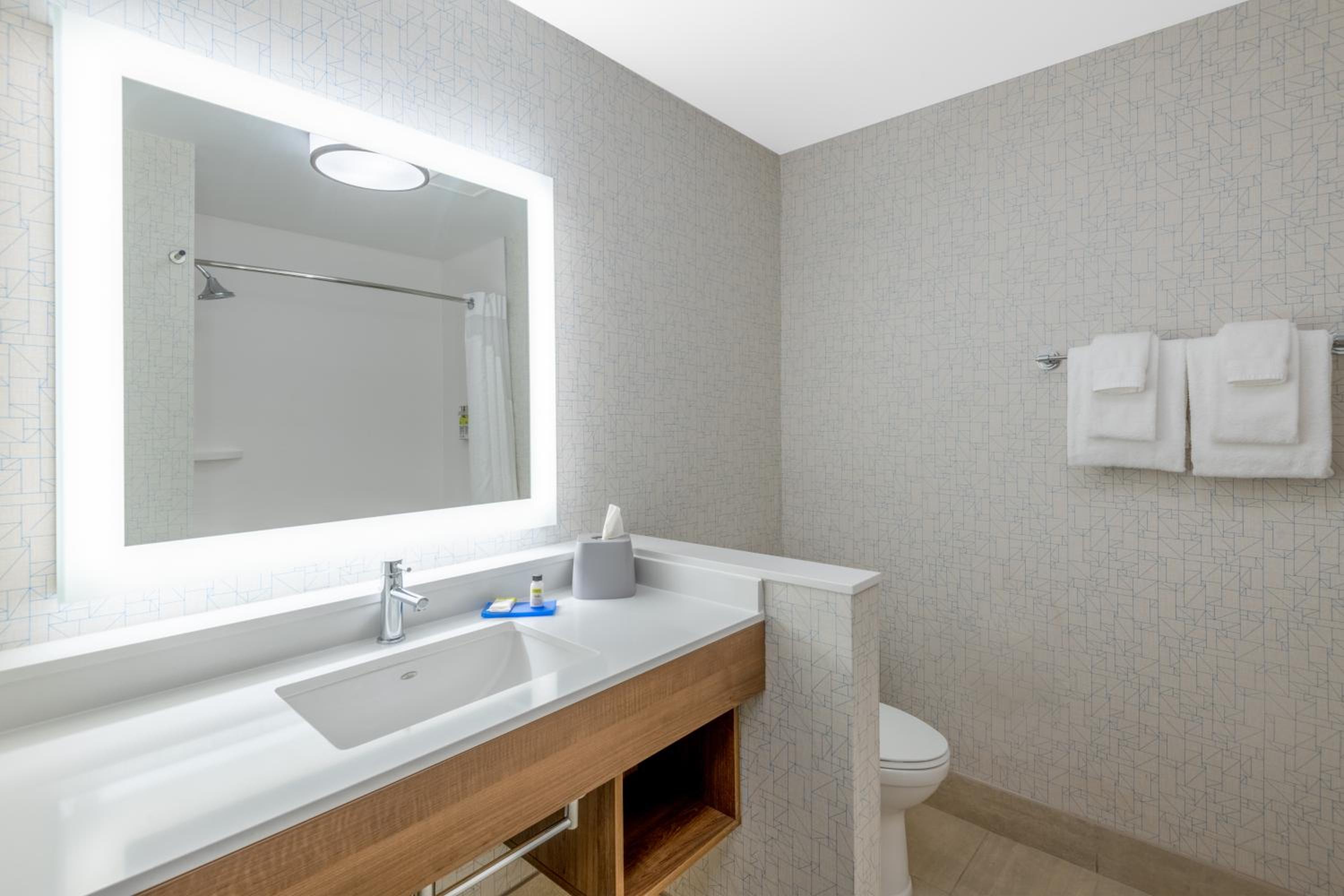 Queen Room with Two Queen Beds - Hearing Accessible/Non-Smoking photo 2