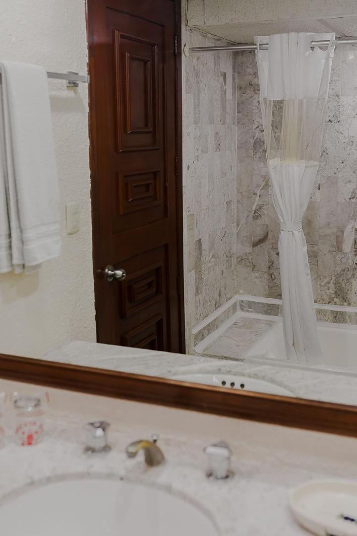 Suite - Photo 20