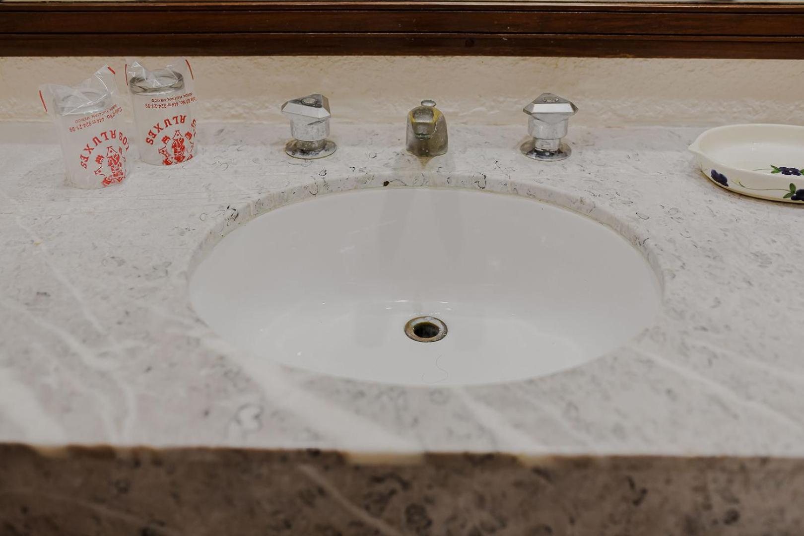 Suite - Photo 19