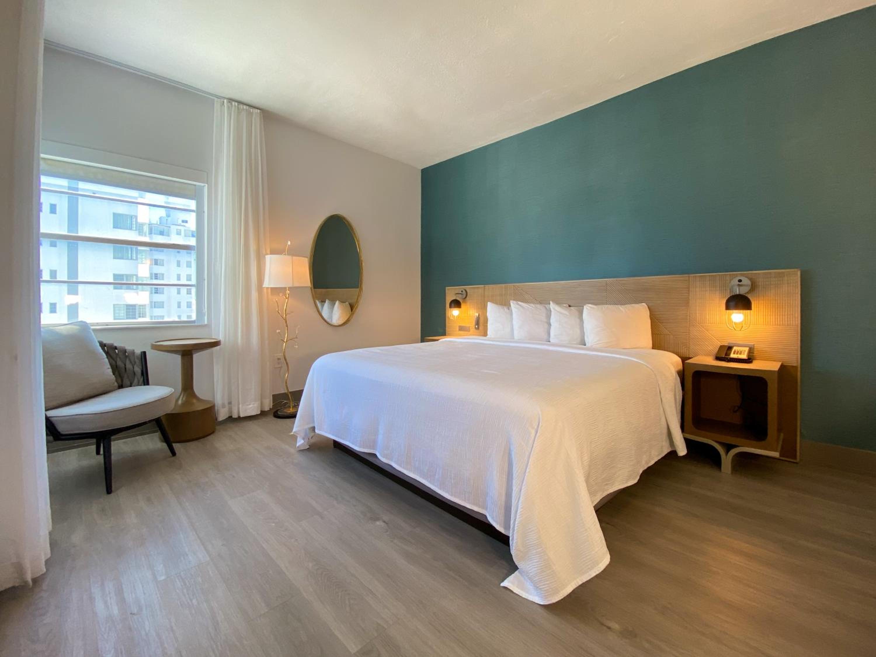 Classic King Room - Photo 7