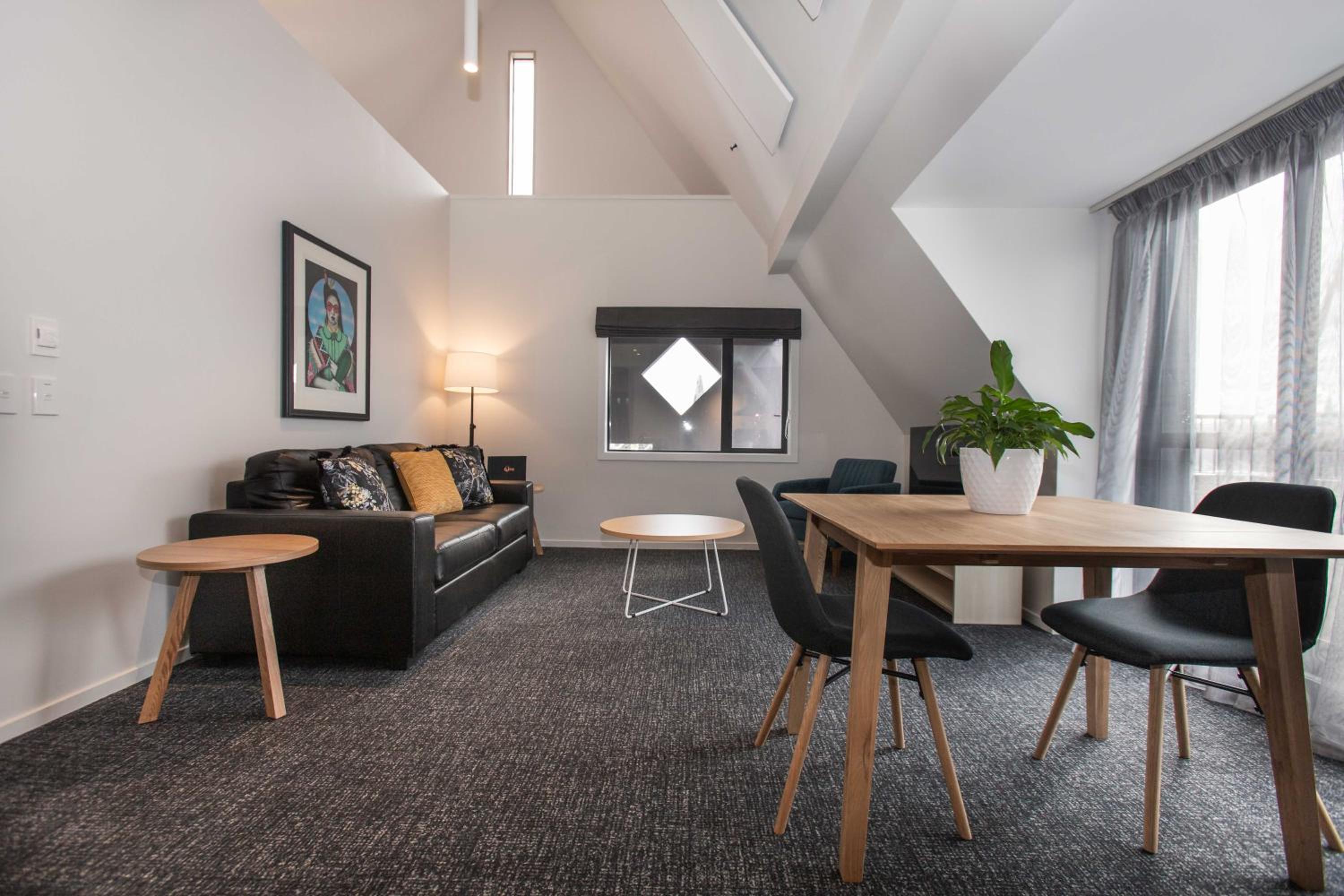 One-Bedroom Apartment - Photo 2
