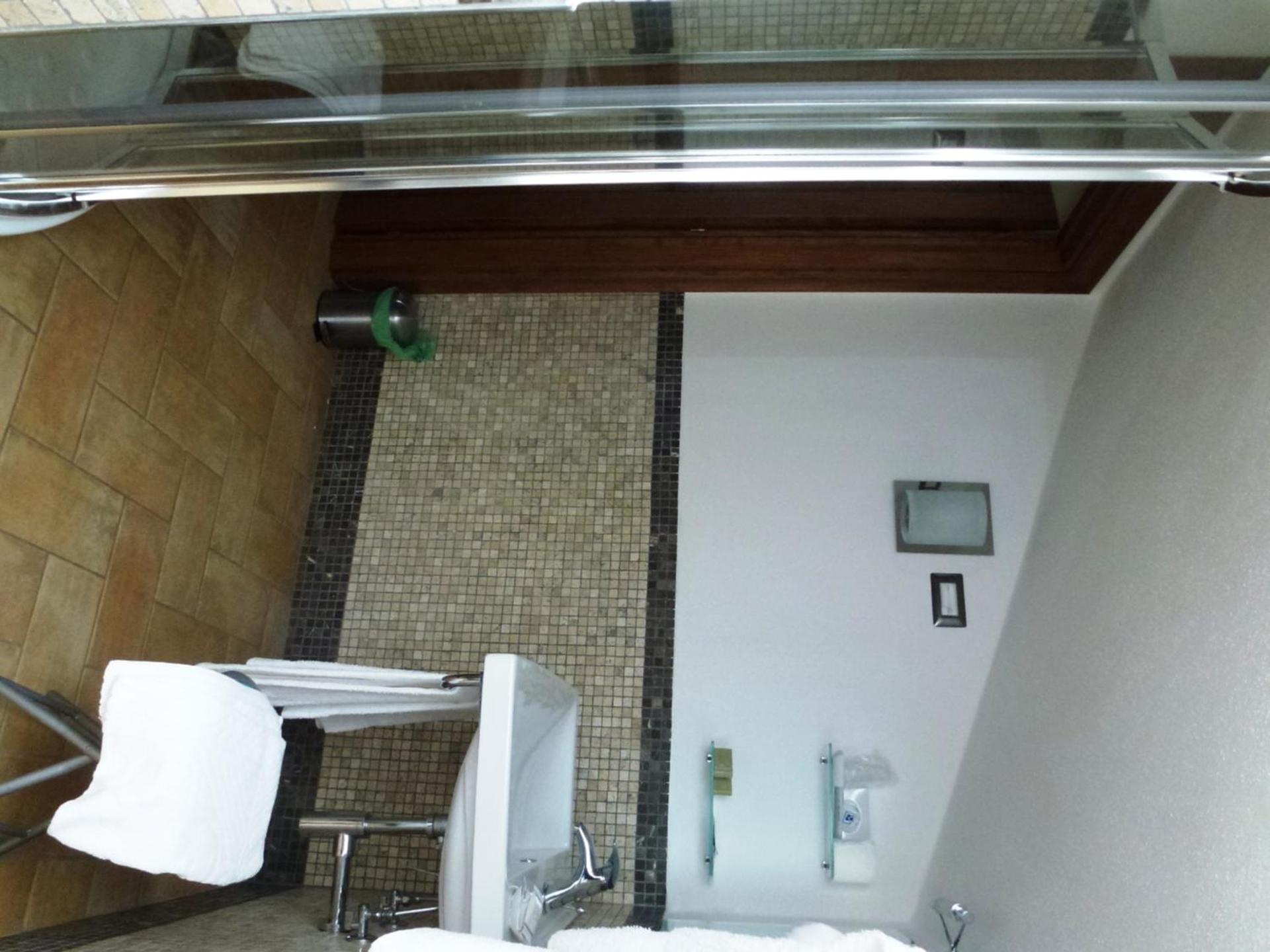 Quadruple Room with Private Bathroom - Photo 7