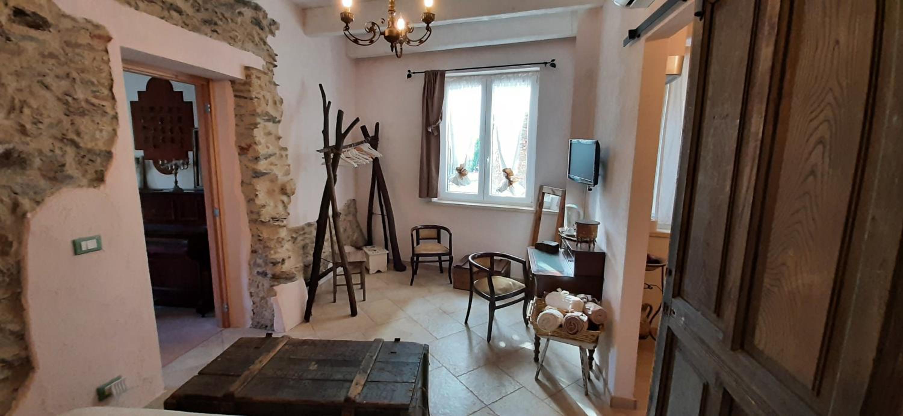 Double Room with Private Bathroom - Photo 10
