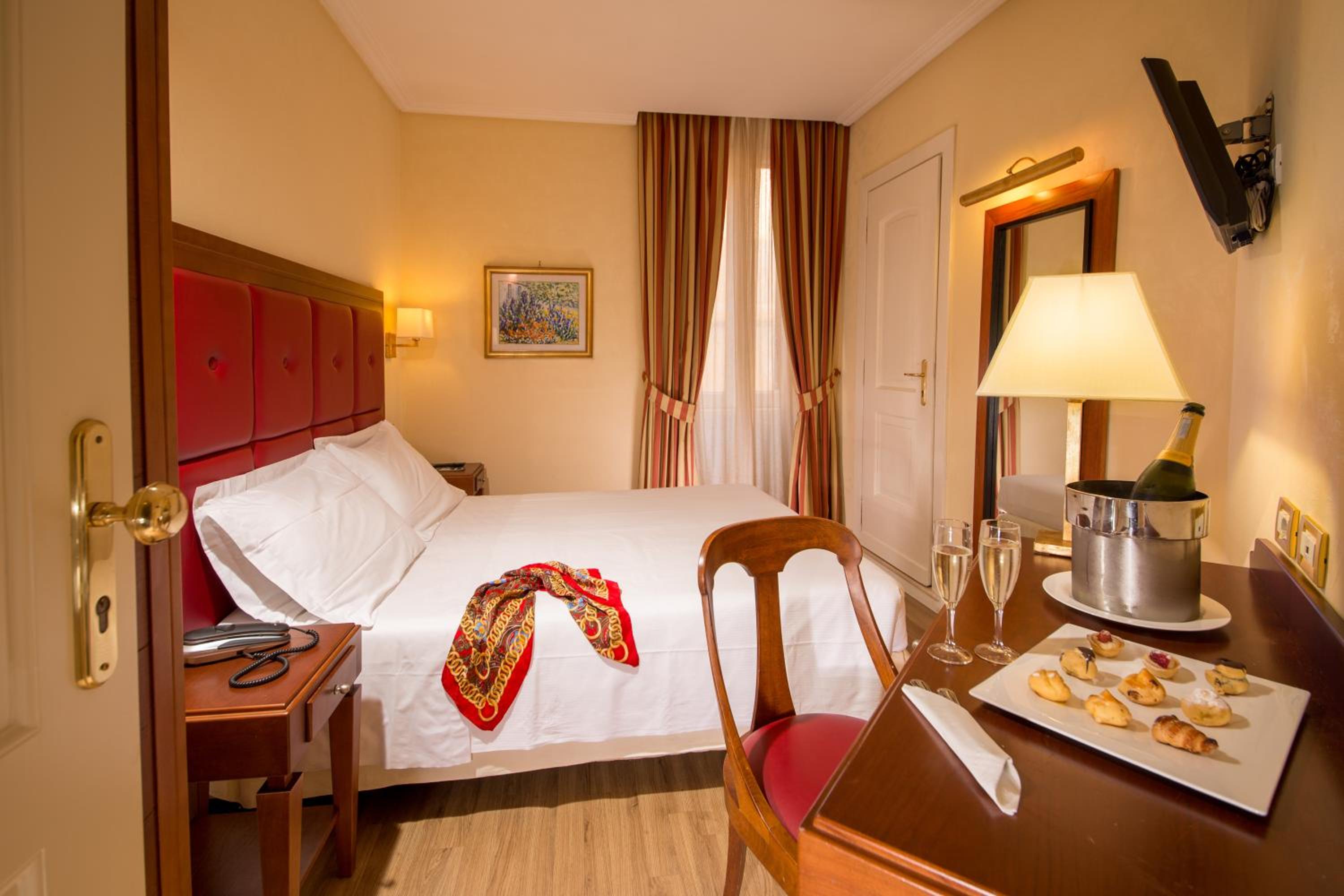 Small Double Room with French Bed photo 3