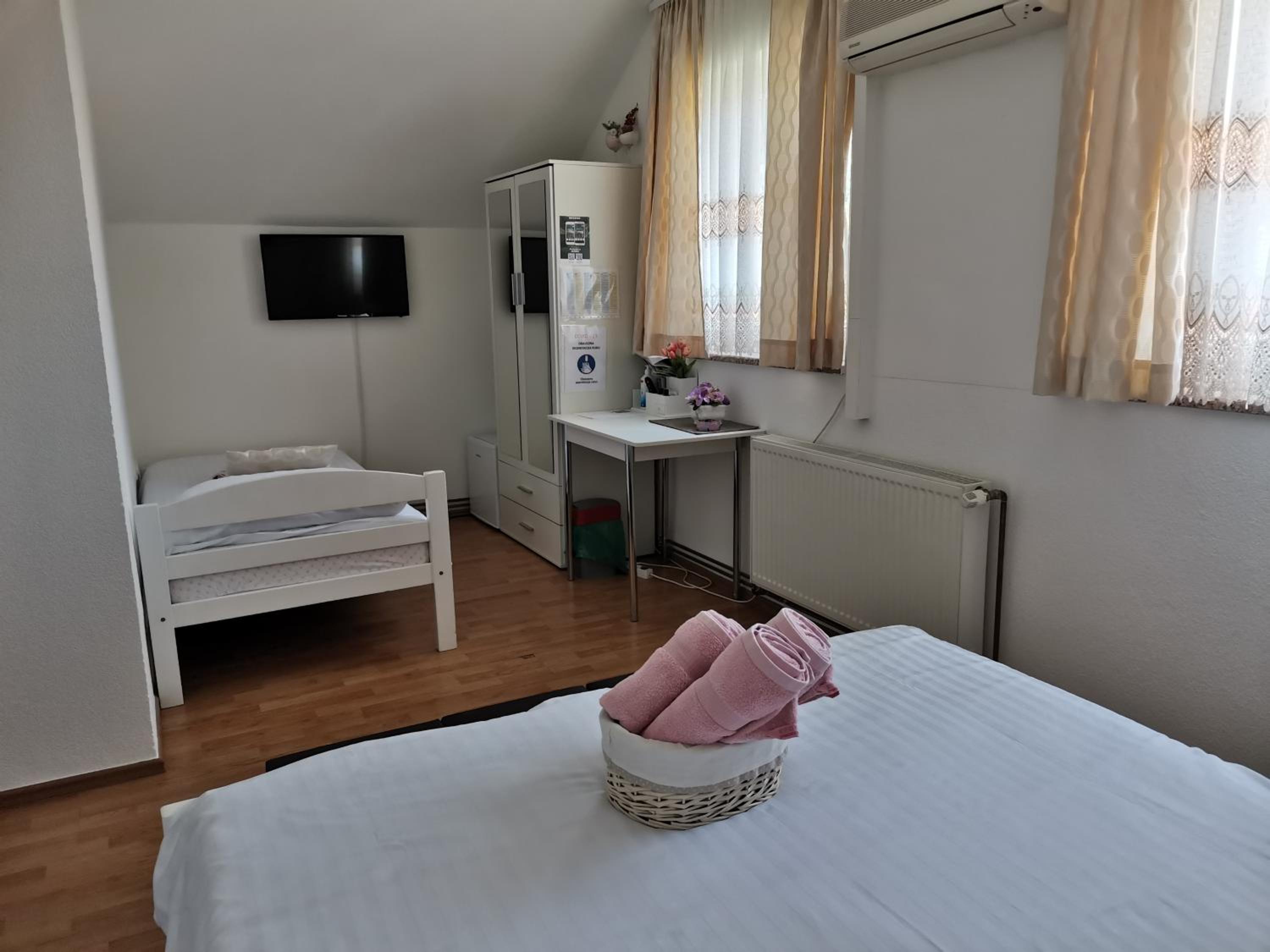 Triple Room with Private Bathroom - Photo 9