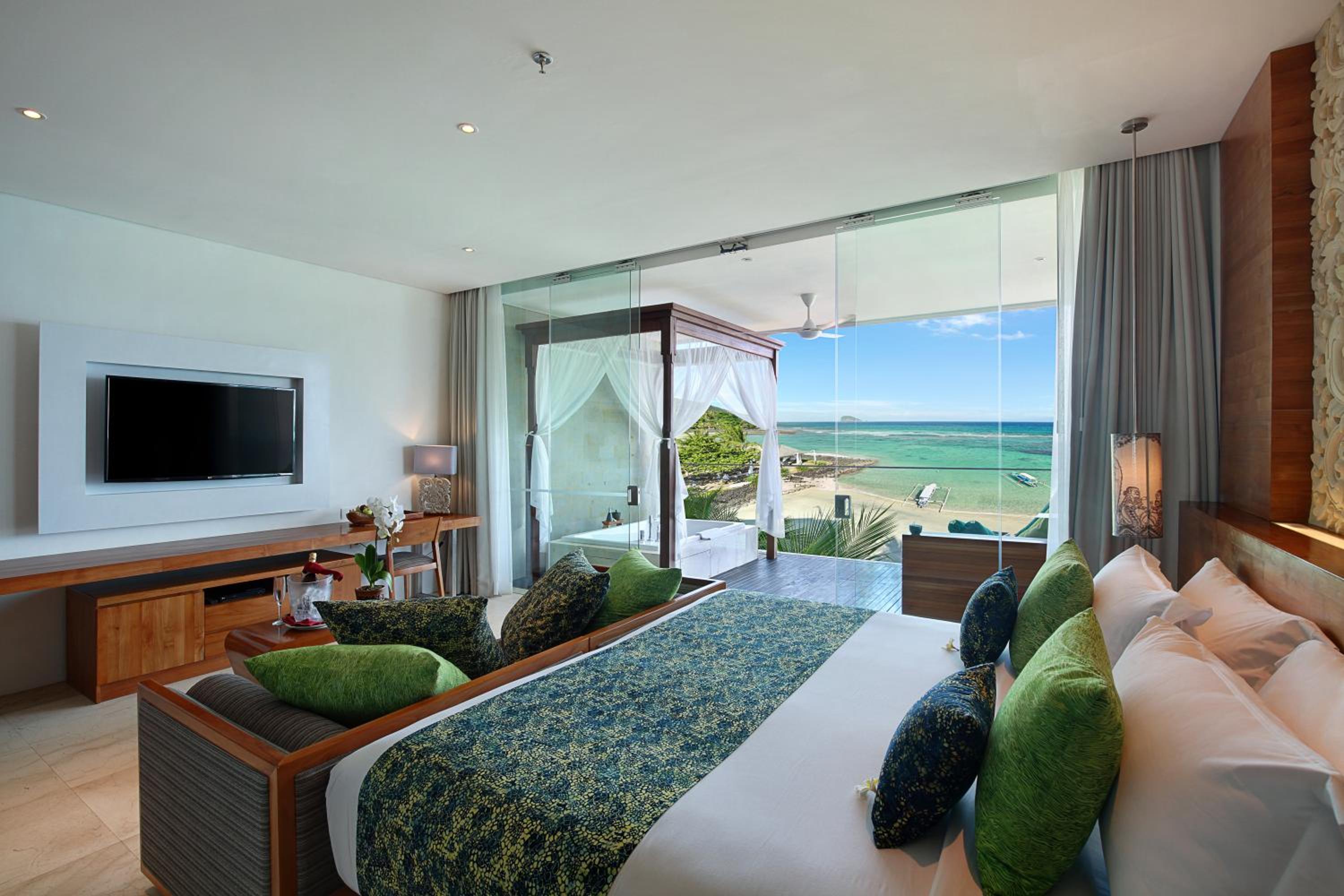 Luxury Ocean View Suite - Photo 2