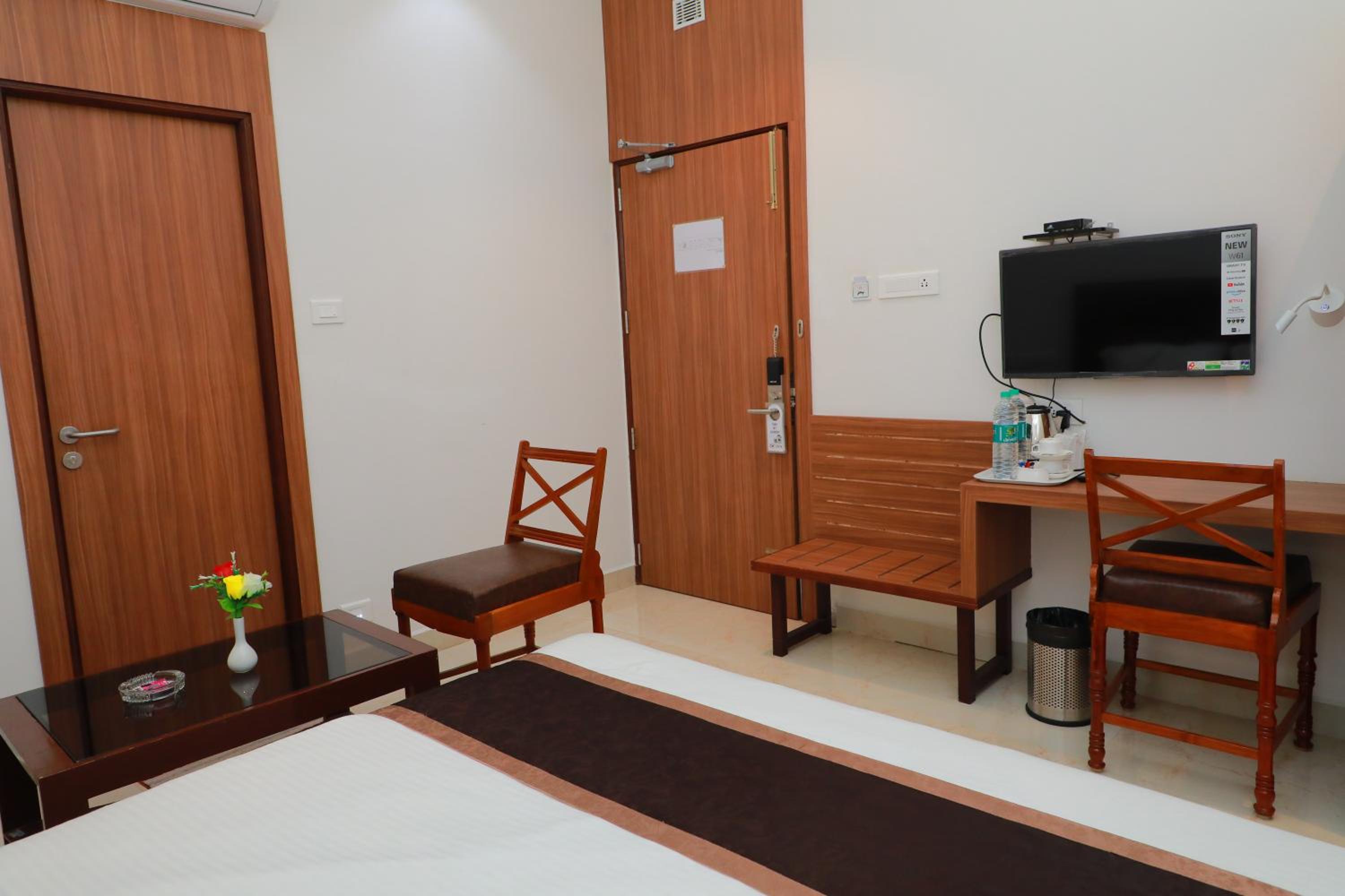 Standard King Room - Photo 6