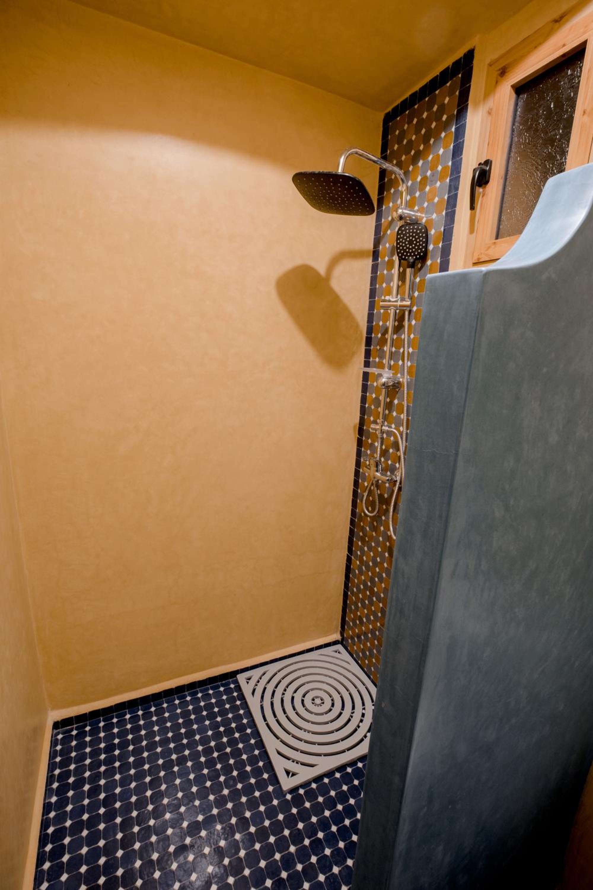 Suite - Photo 16