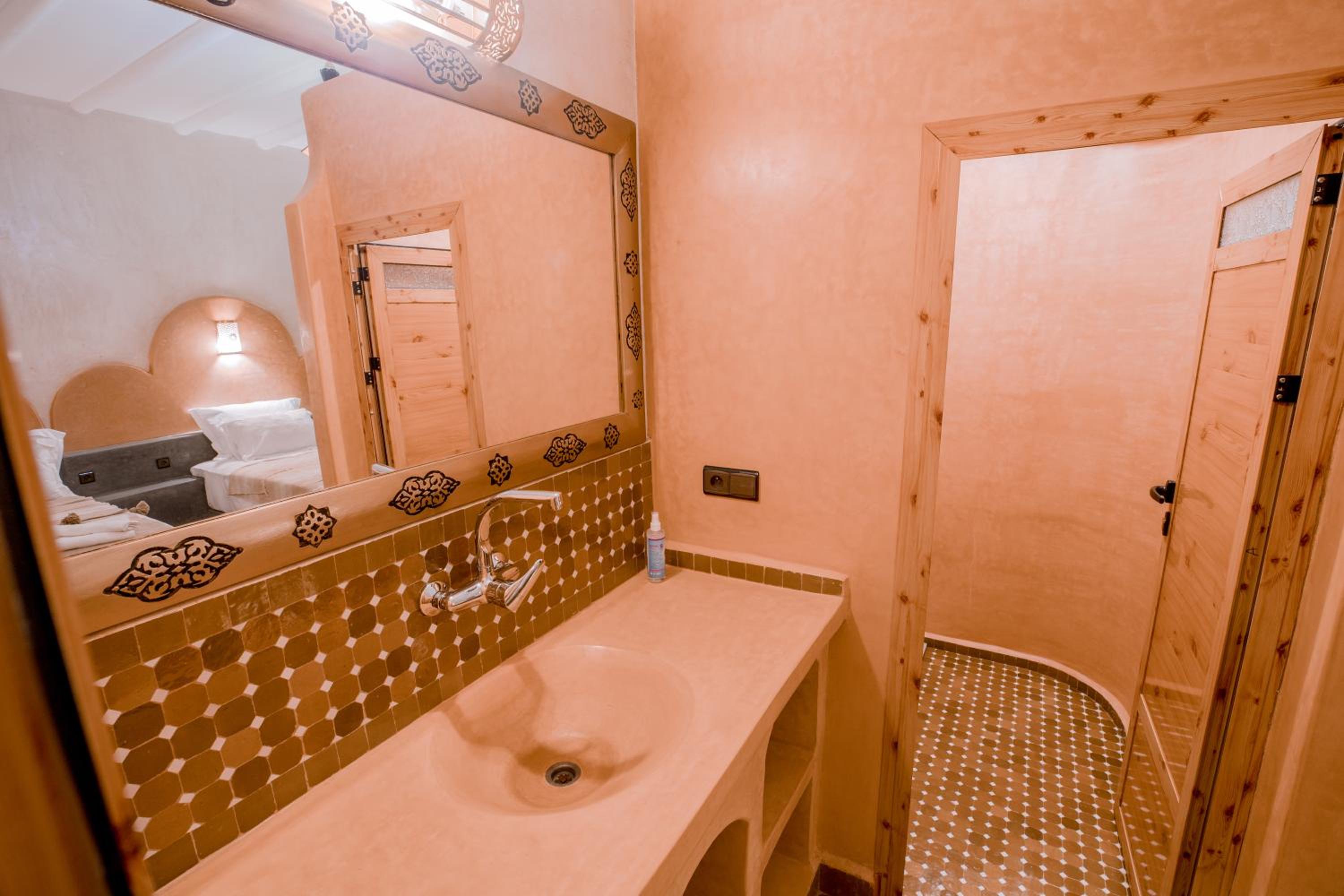 Suite - Photo 15