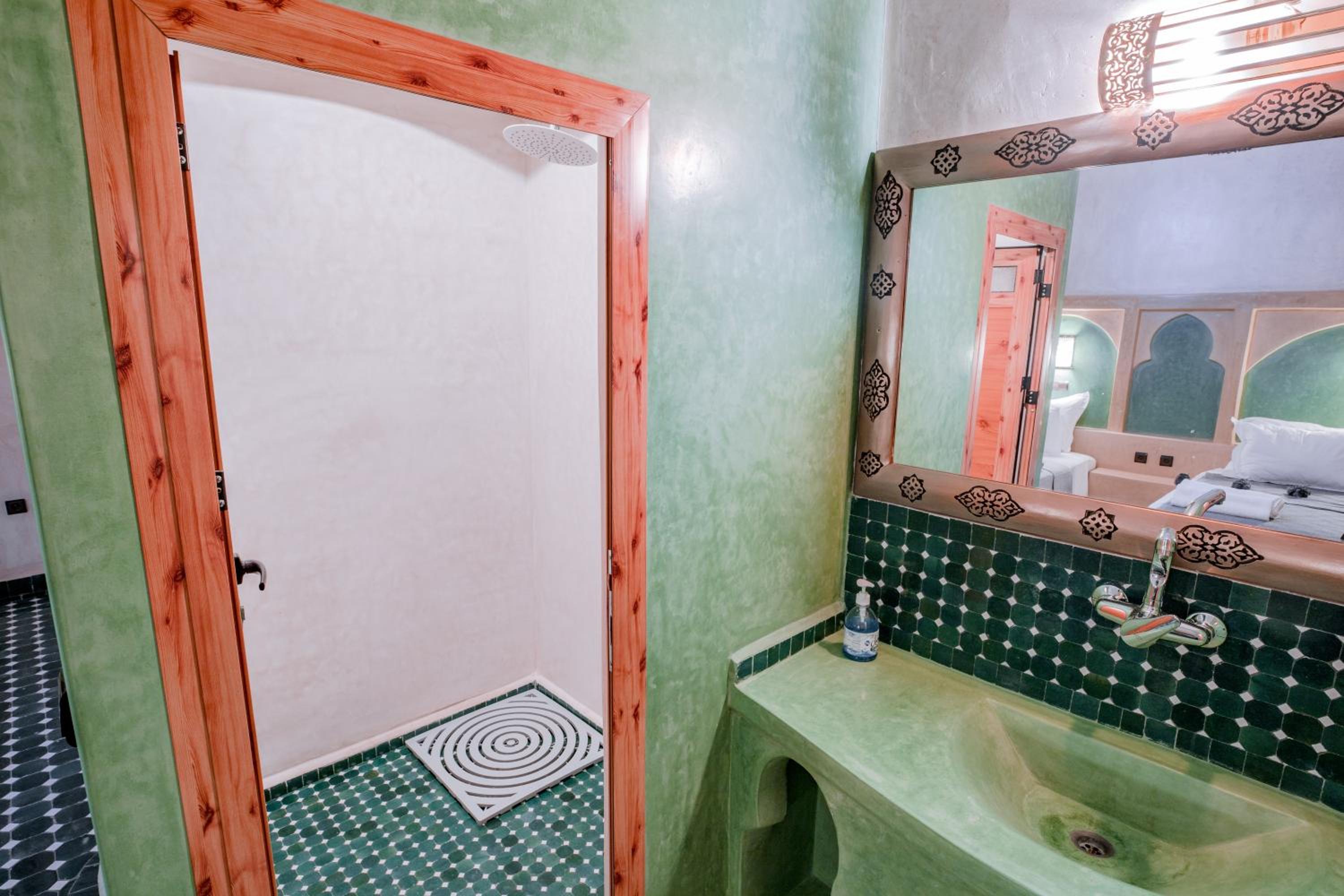 Suite - Photo 13